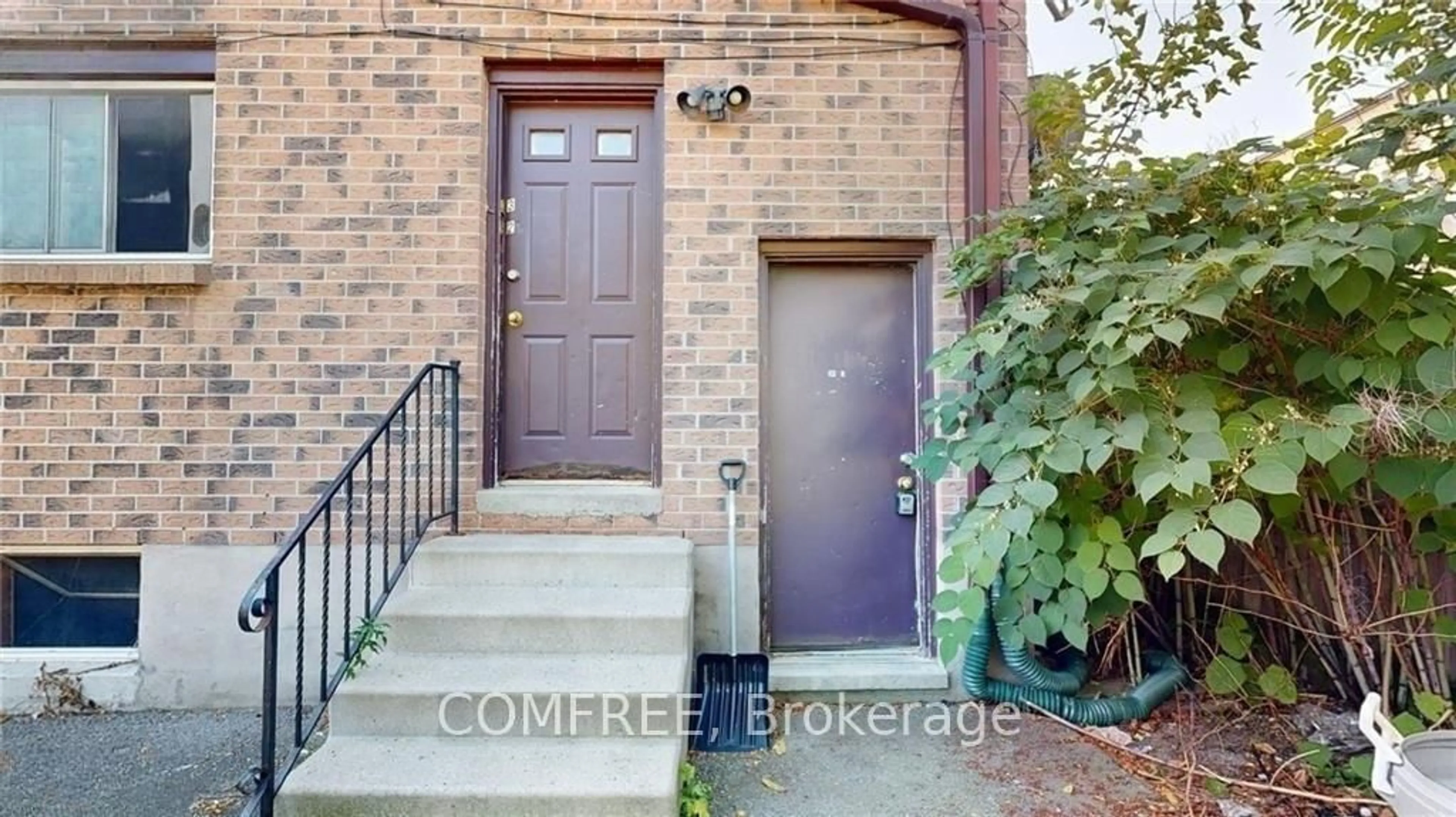 Indoor entryway for 184 Simcoe St, London East Ontario N6B 1H9