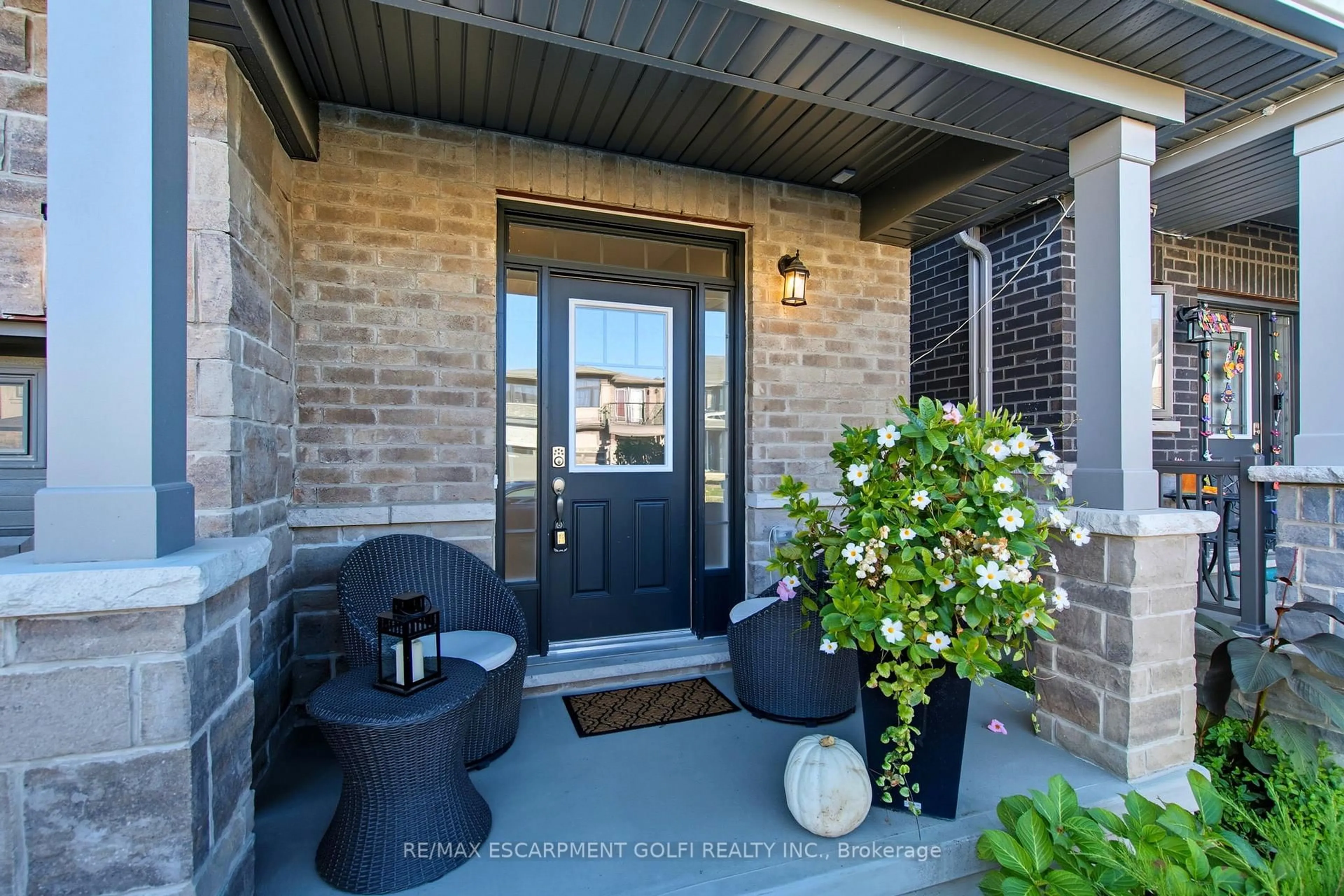 Indoor entryway for 11 OBEDIAH Cres, Brantford Ontario N3T 0T8