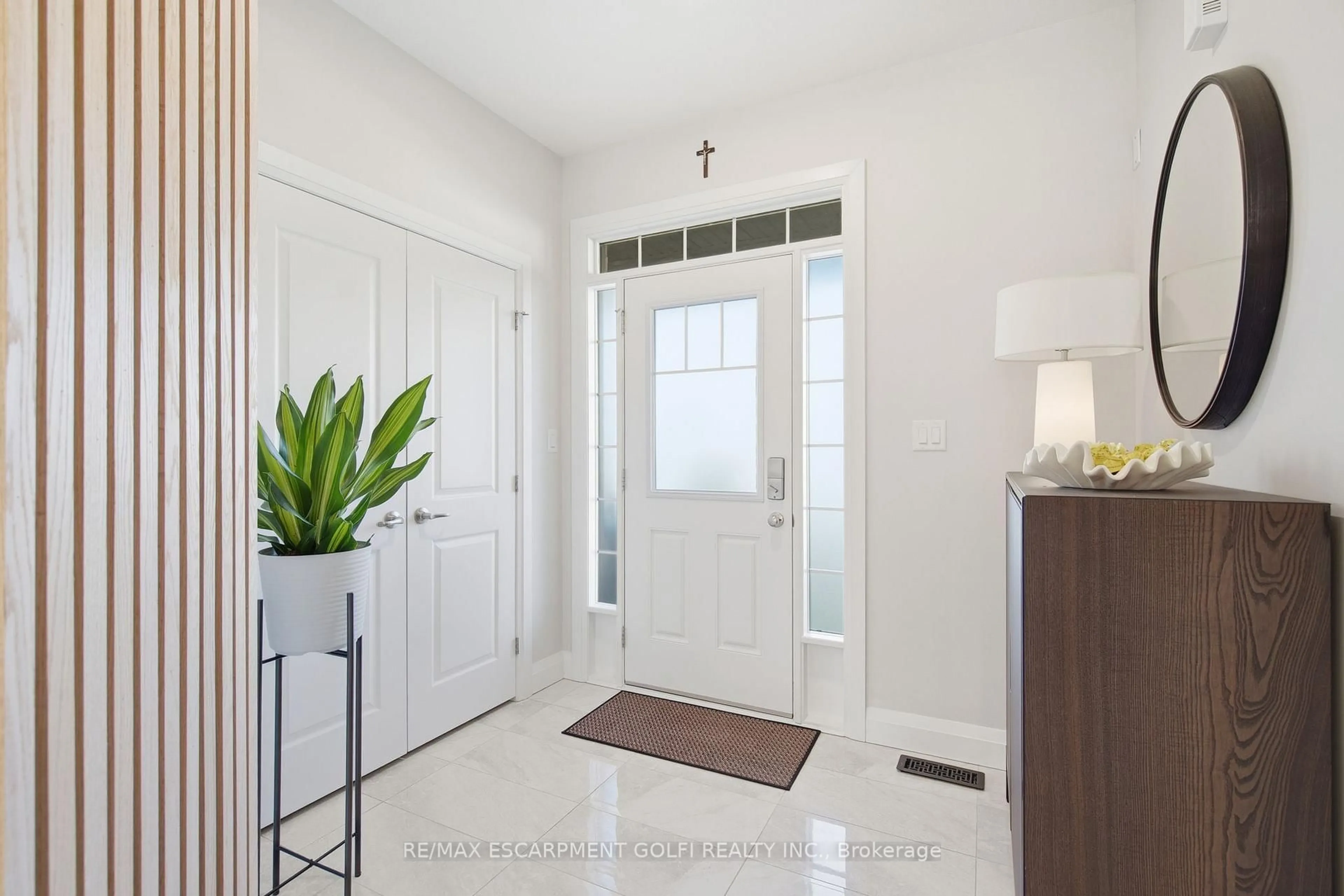 Indoor entryway for 11 OBEDIAH Cres, Brantford Ontario N3T 0T8