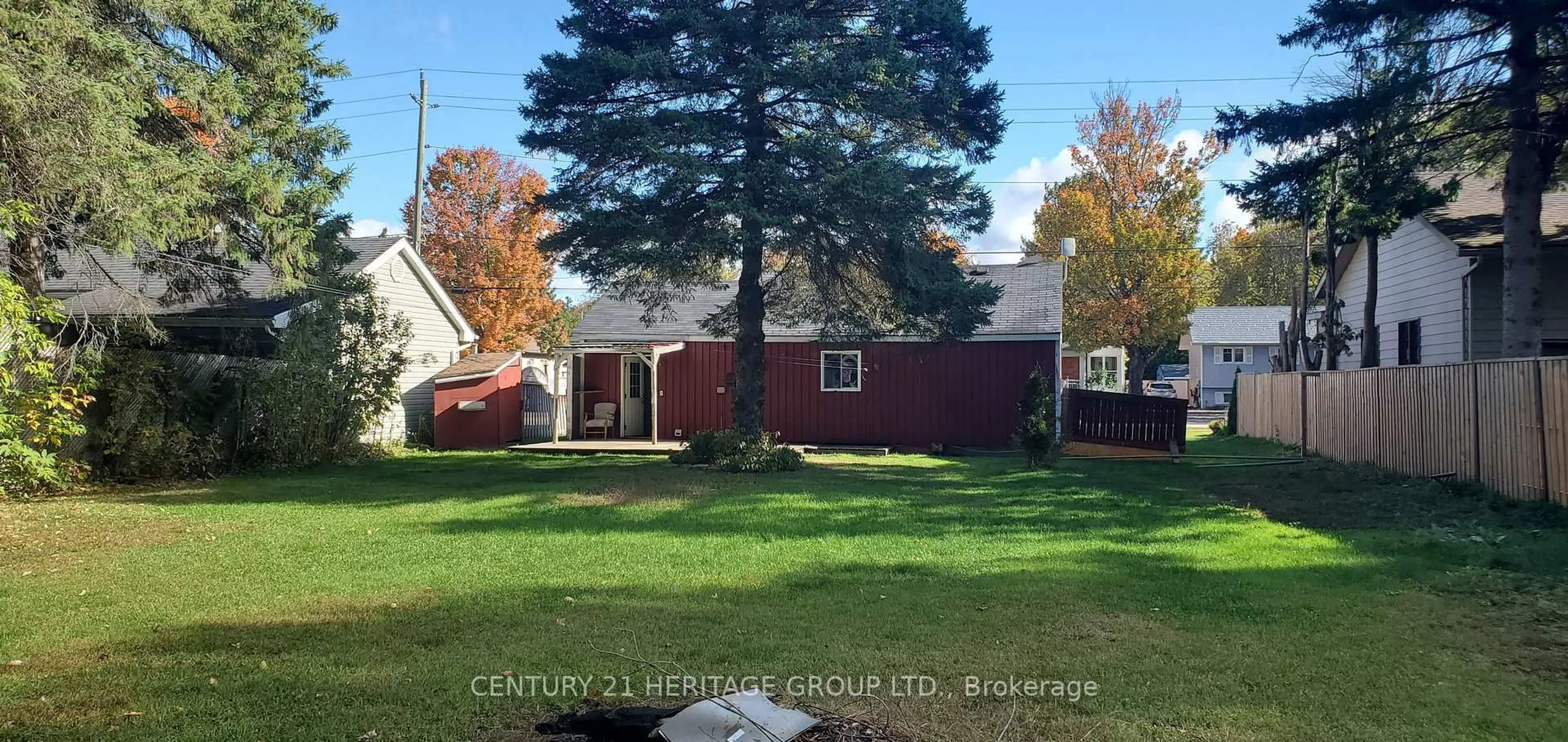 A pic from outside/outdoor area/front of a property/back of a property/a pic from drone, street for 58 Wellington St, Bracebridge Ontario P1L 1E2