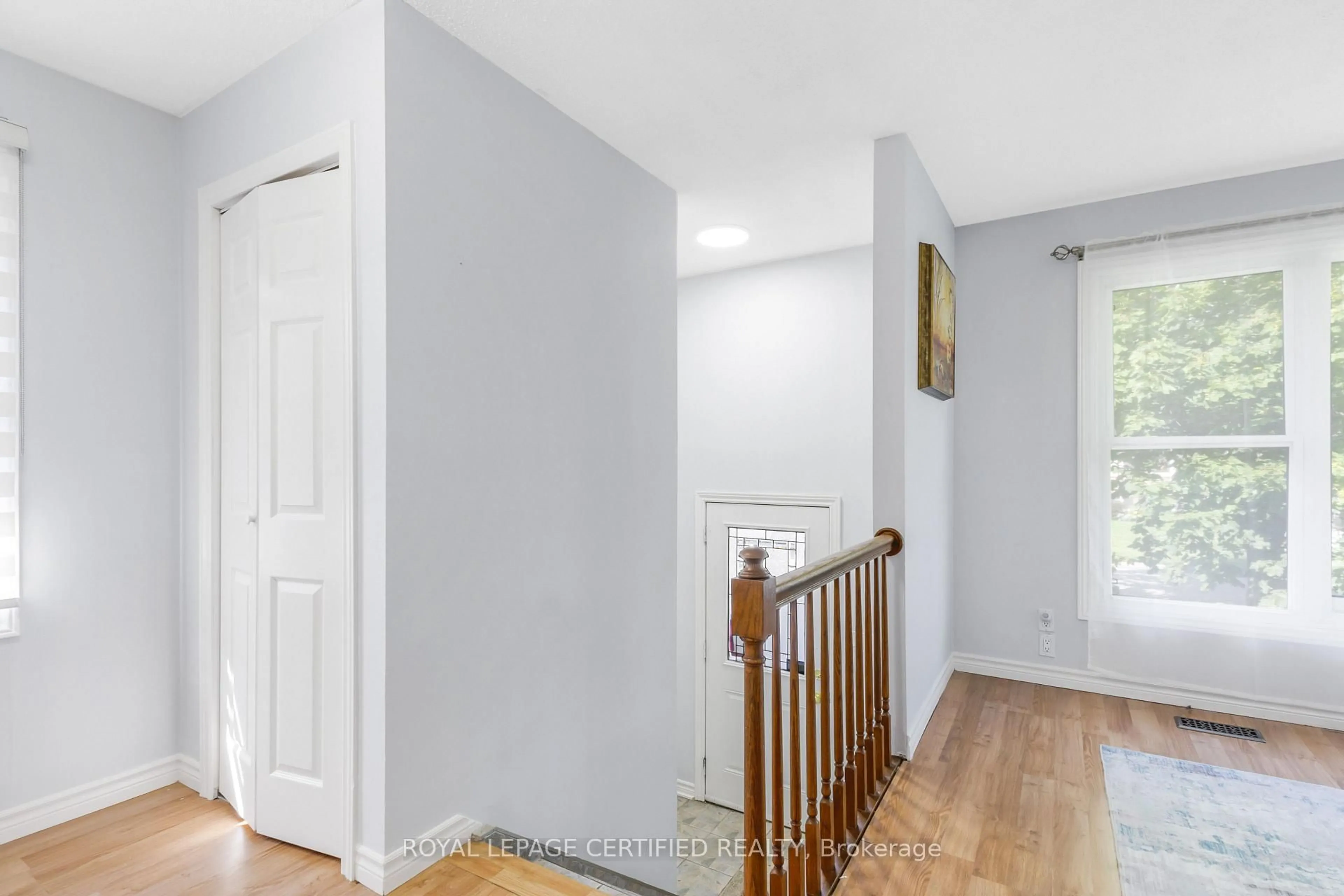 Indoor entryway for 260 St Augustine Dr, St. Catharines Ontario L2P 3P8