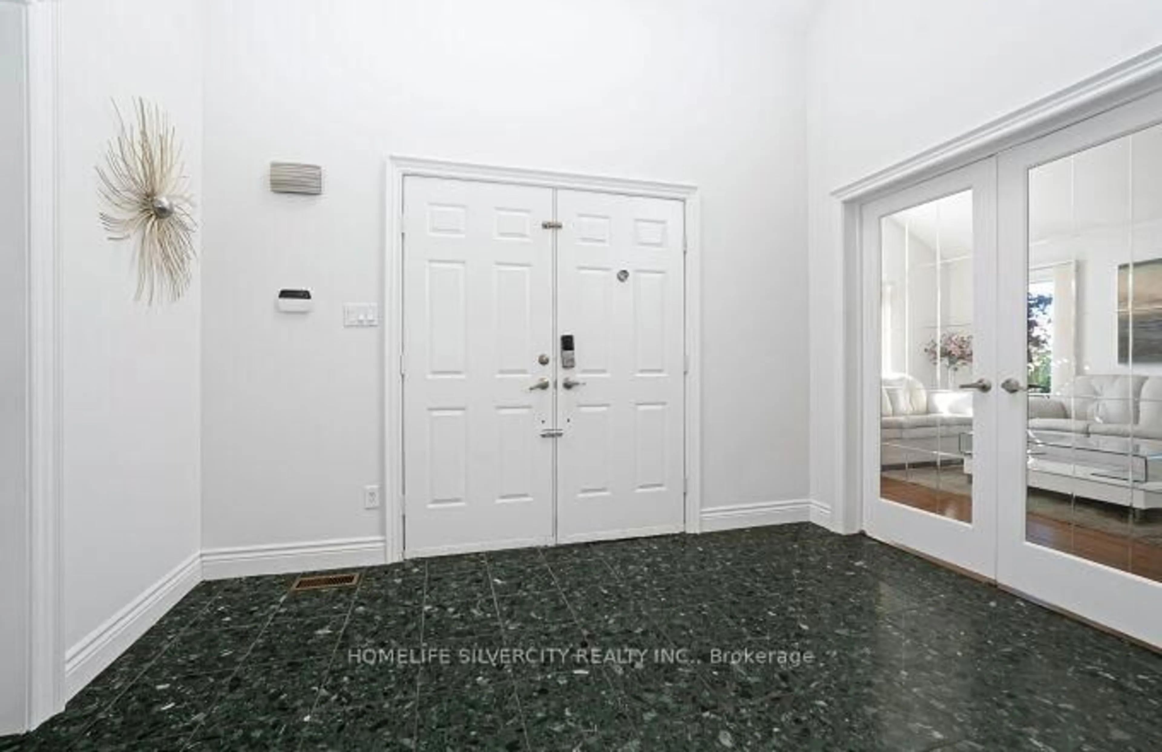Indoor entryway for 126 Montmorency Dr, Hamilton Ontario L8K 6R1