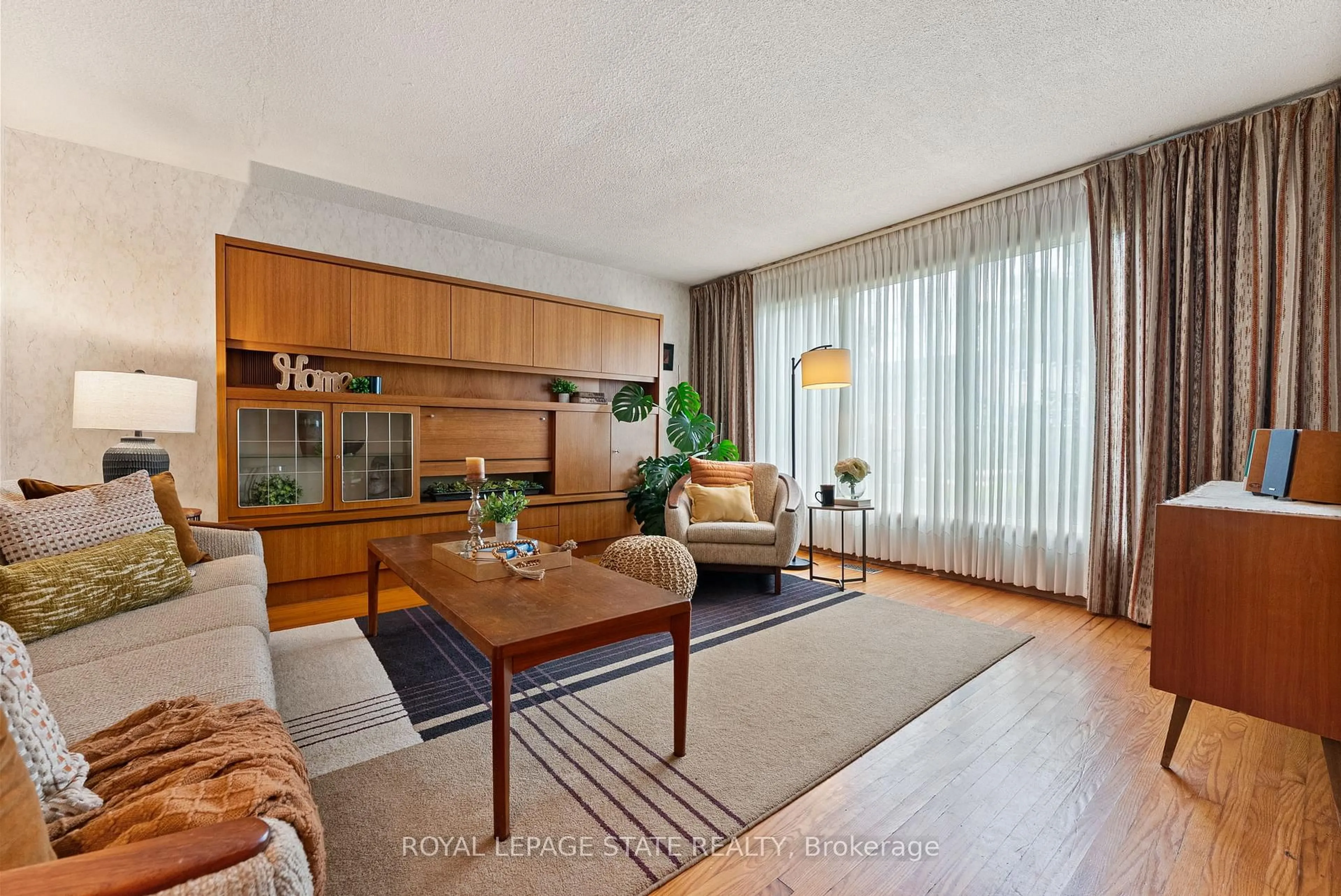 Living room with furniture, wood/laminate floor for 104 Berkindale Dr, Hamilton Ontario L8E 1M5