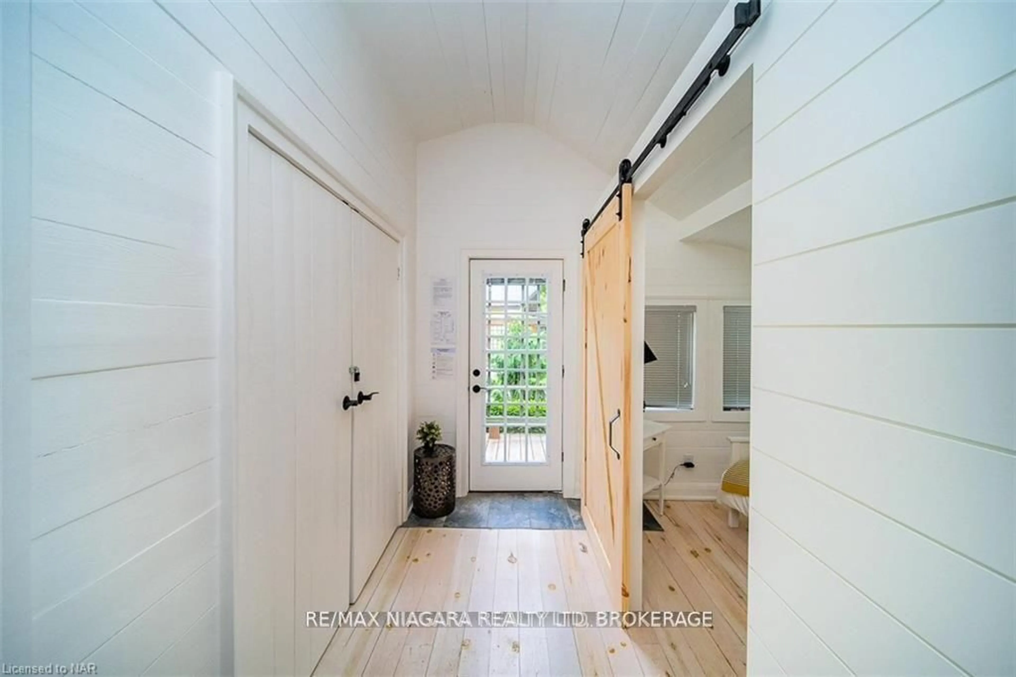 Indoor entryway for 343 Cambridge Rd, Fort Erie Ontario L0S 1B0