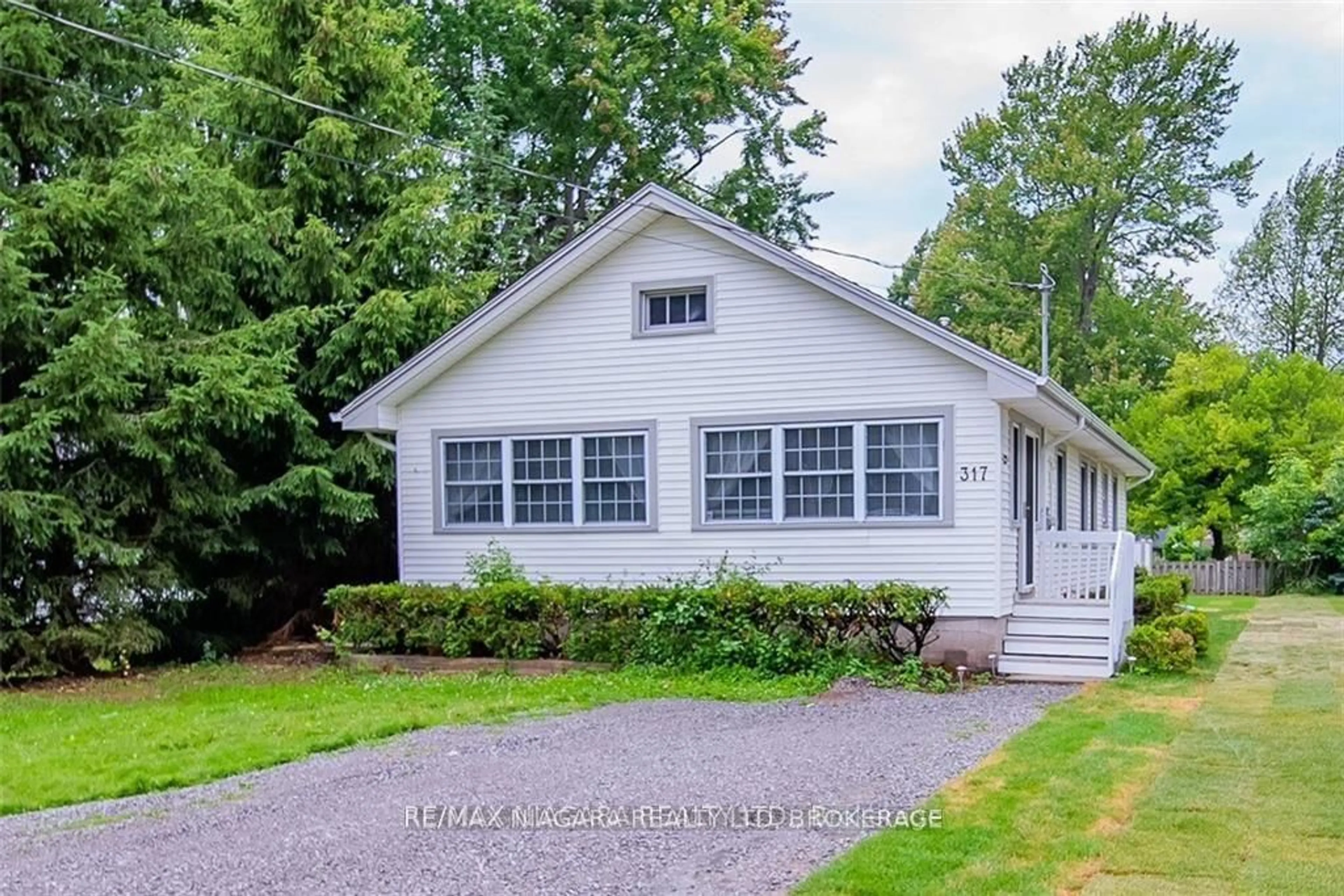 Home with vinyl exterior material, street for 317 Lakewood Ave, Fort Erie Ontario L0S 1B0