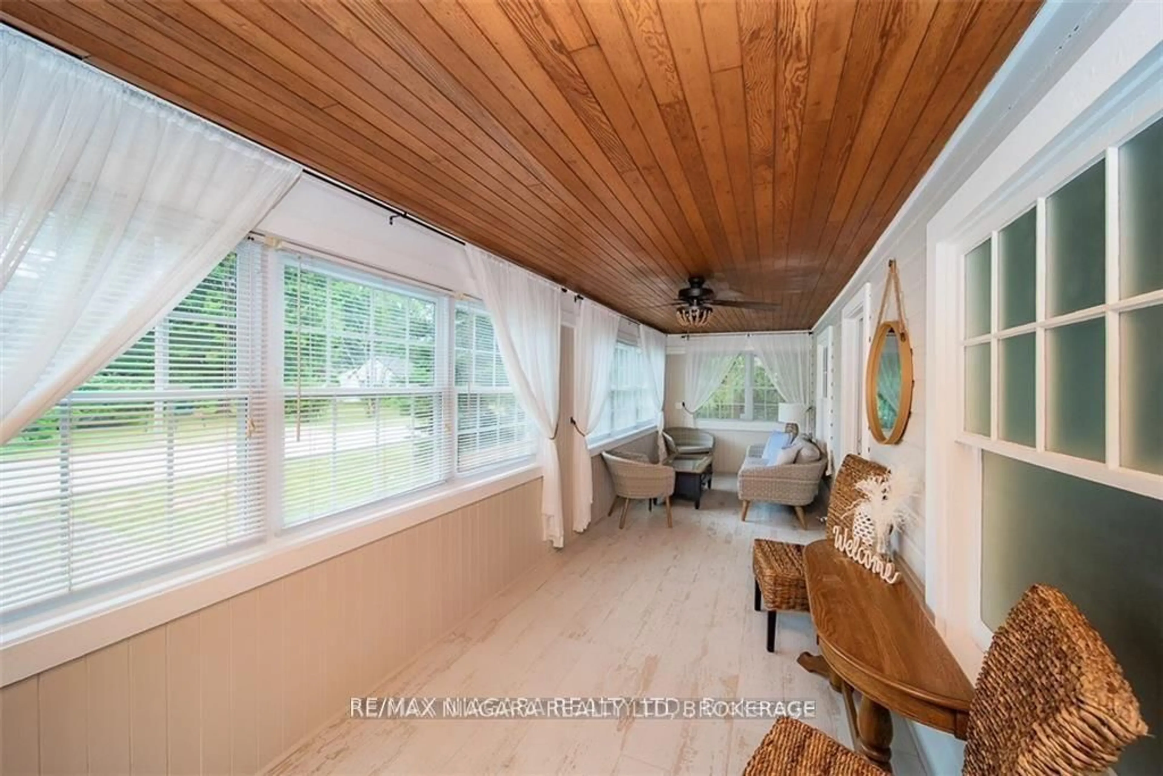 Living room with furniture, wood/laminate floor for 317 Lakewood Ave, Fort Erie Ontario L0S 1B0