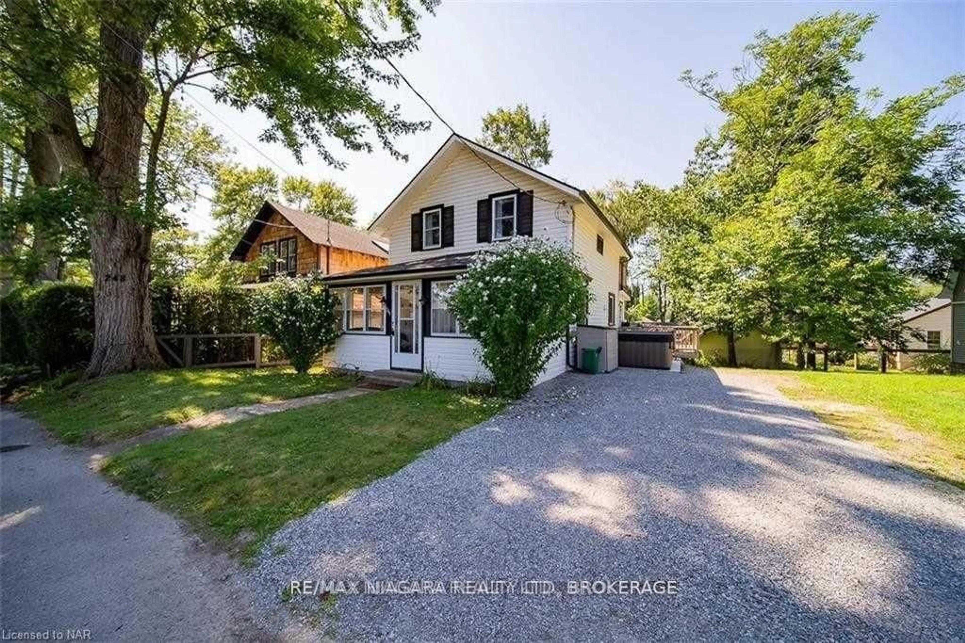 A pic from outside/outdoor area/front of a property/back of a property/a pic from drone, unknown for 248 Lincoln Rd, Fort Erie Ontario L0S 1B0