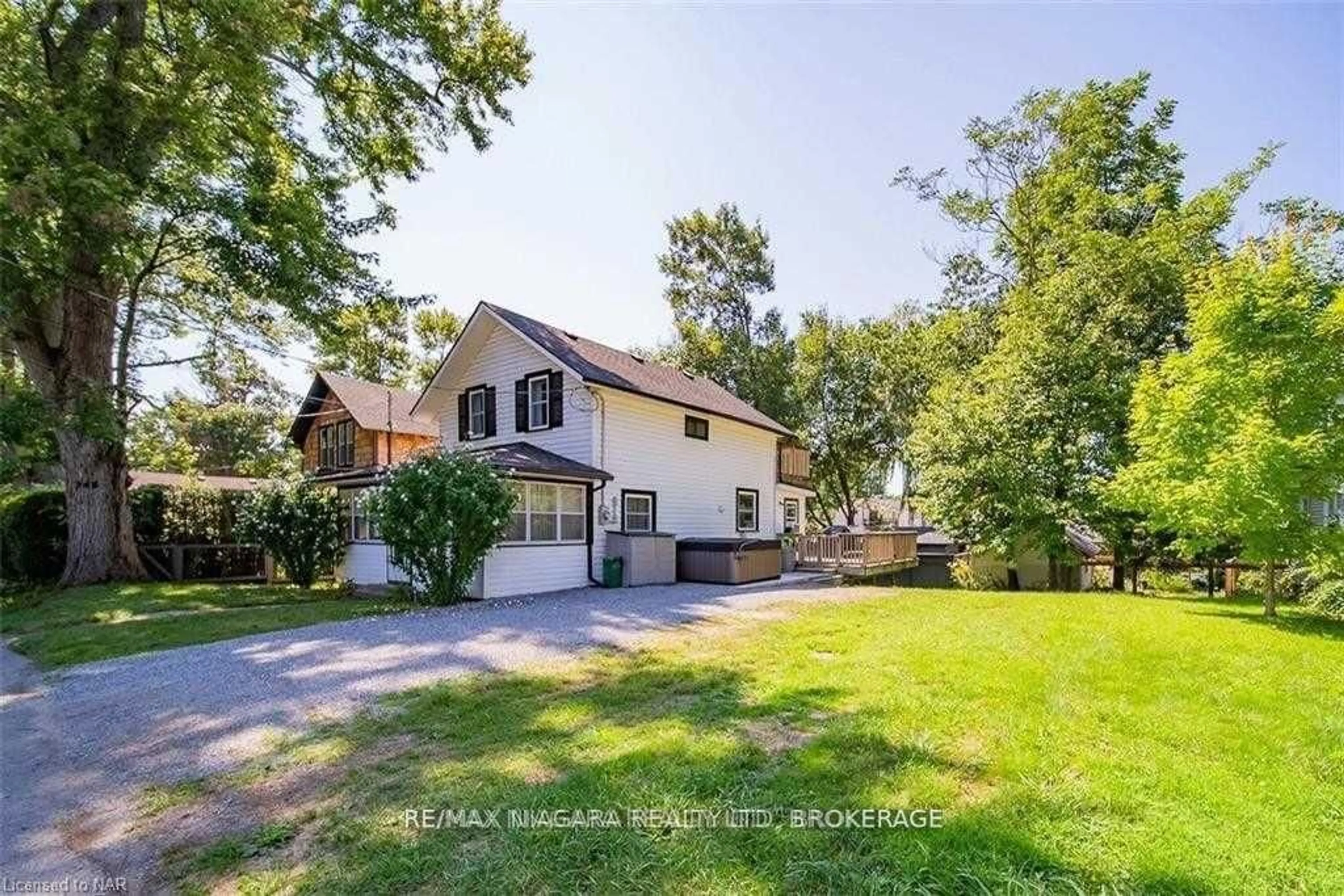 A pic from outside/outdoor area/front of a property/back of a property/a pic from drone, street for 248 Lincoln Rd, Fort Erie Ontario L0S 1B0
