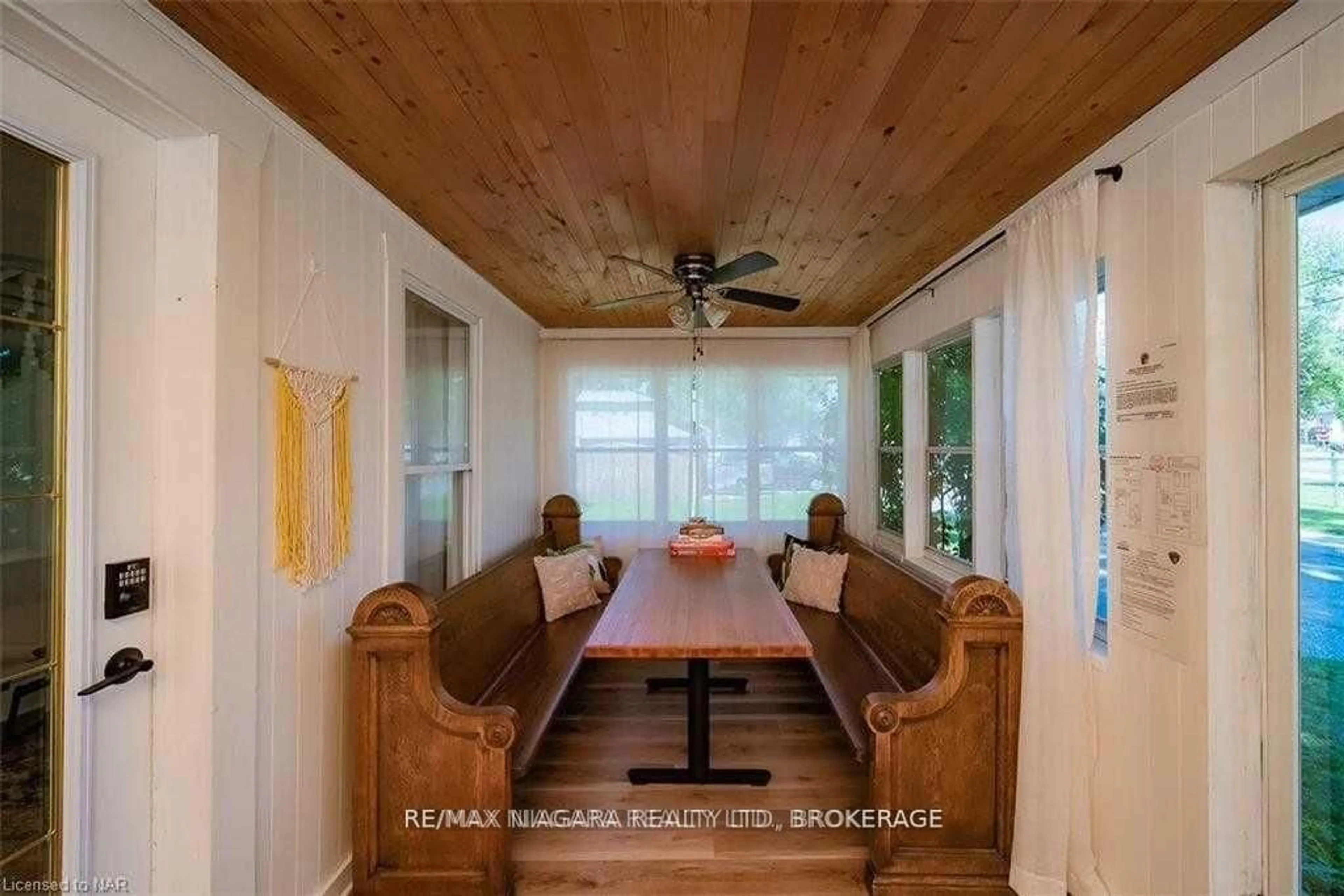 Dining room, wood/laminate floor for 248 Lincoln Rd, Fort Erie Ontario L0S 1B0