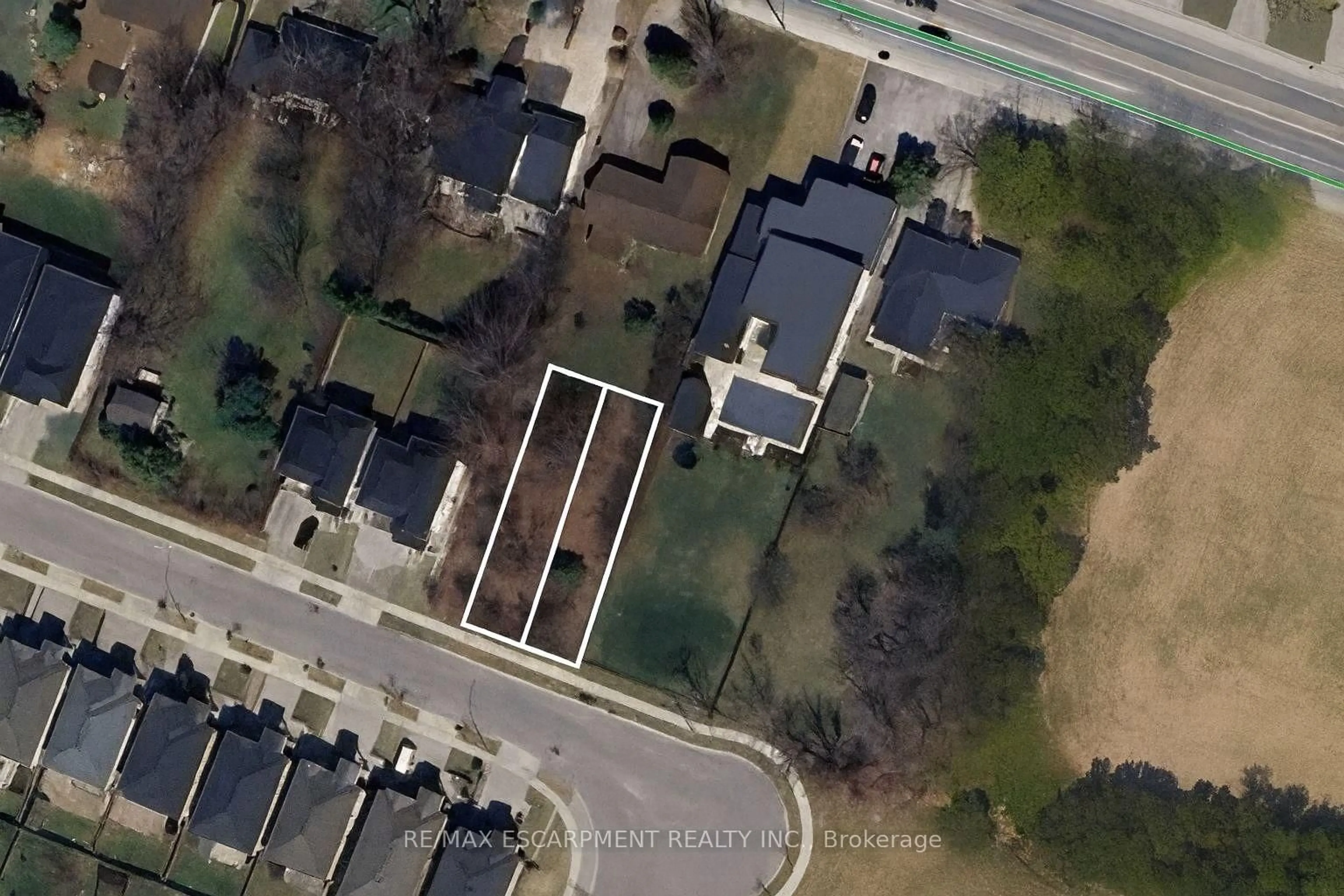 A pic from outside/outdoor area/front of a property/back of a property/a pic from drone, street for 55 Cielo Crt, Hamilton Ontario L9B 0J1