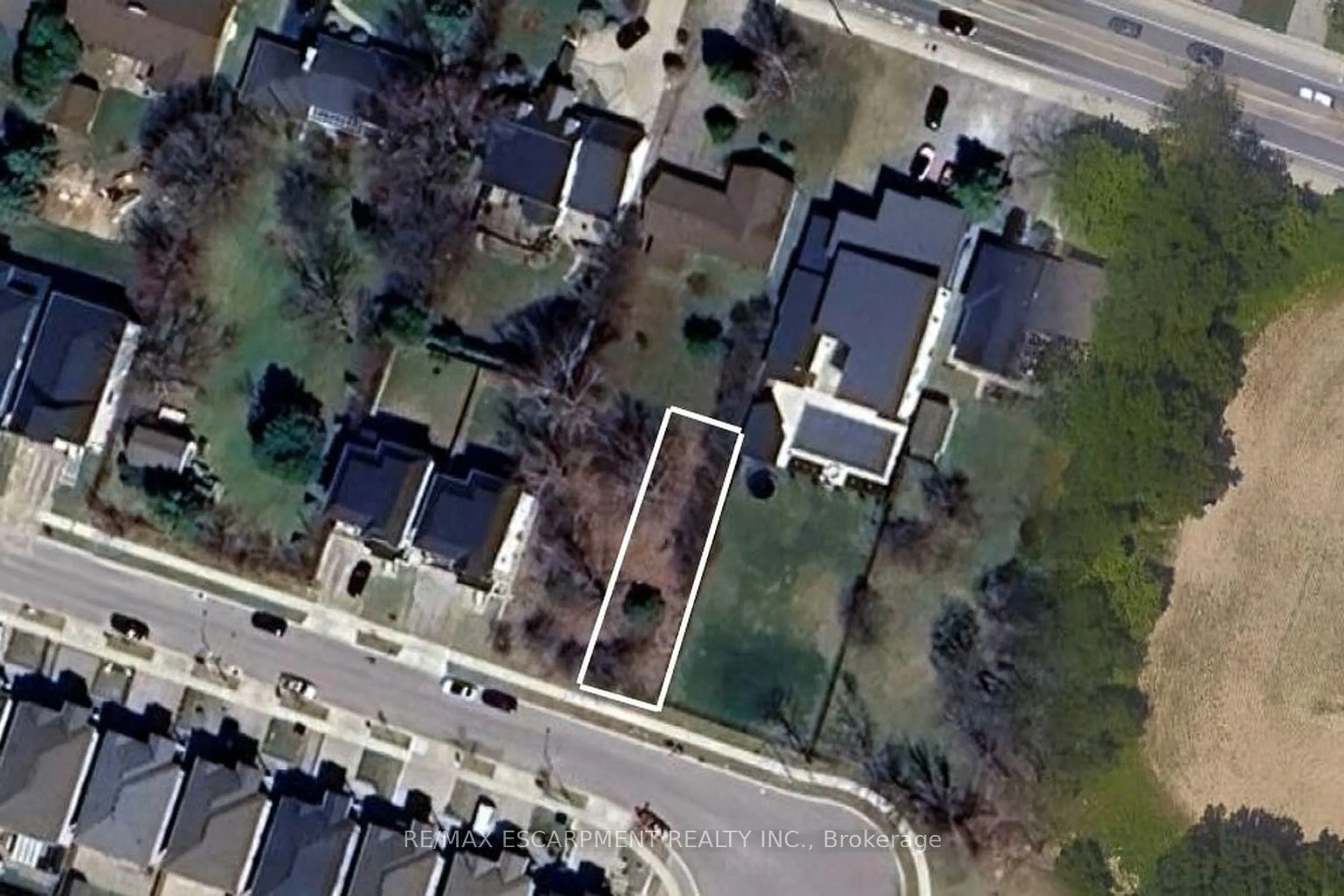 A pic from outside/outdoor area/front of a property/back of a property/a pic from drone, street for 59 Cielo Crt, Hamilton Ontario L9B 0J1