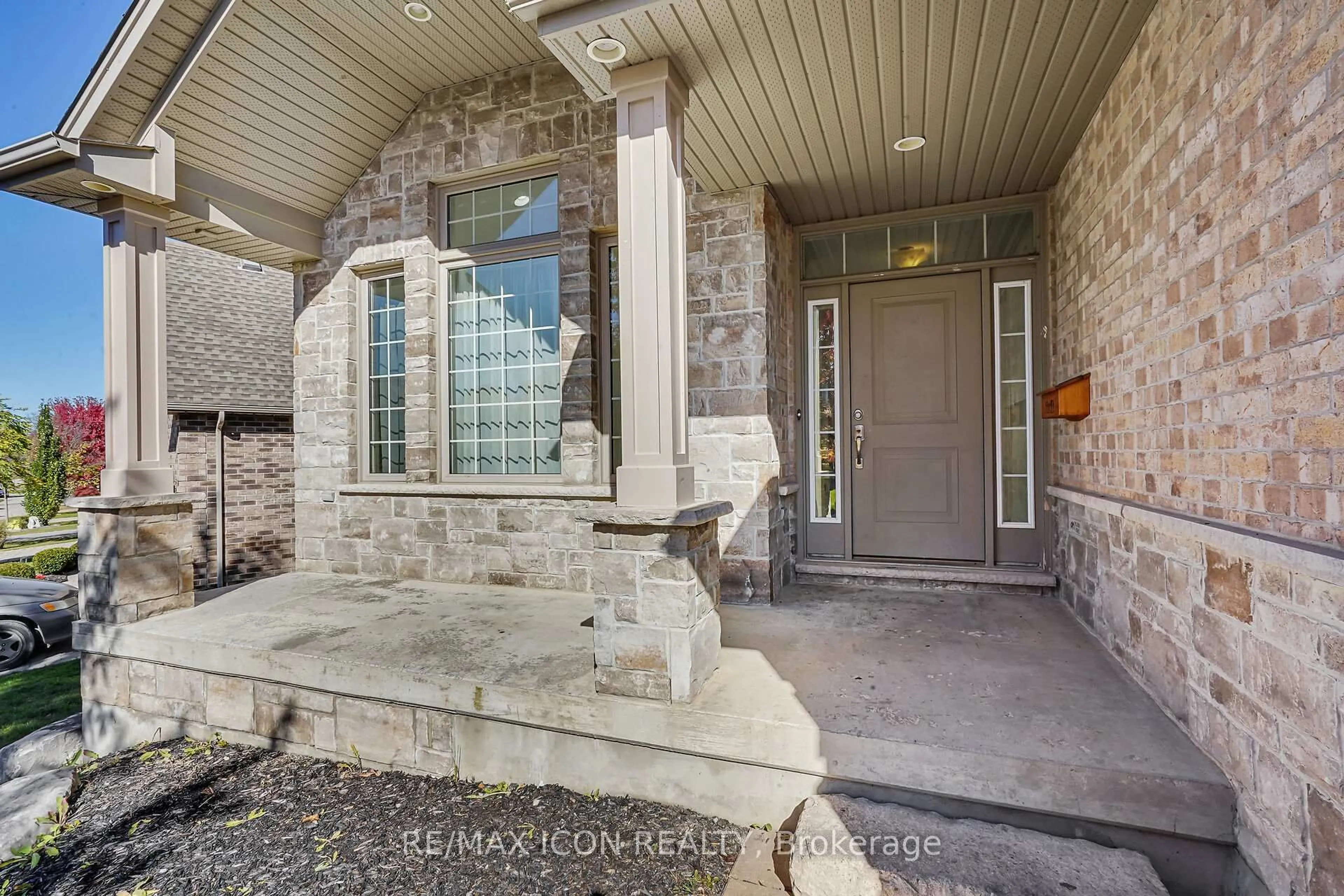 Indoor entryway for 1734 Tigerlily Rd, London South Ontario N6K 0A3