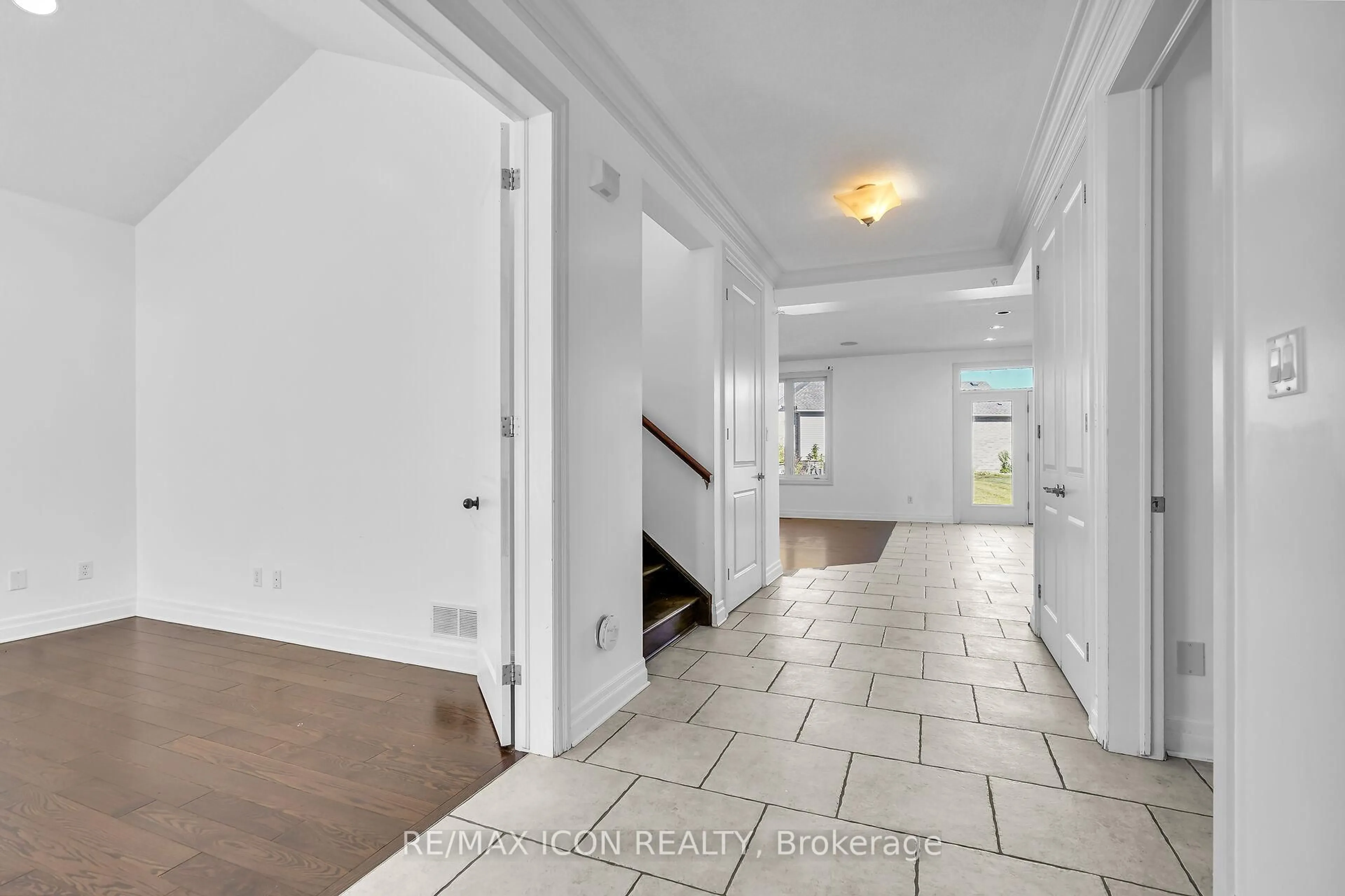 Indoor entryway for 1734 Tigerlily Rd, London South Ontario N6K 0A3