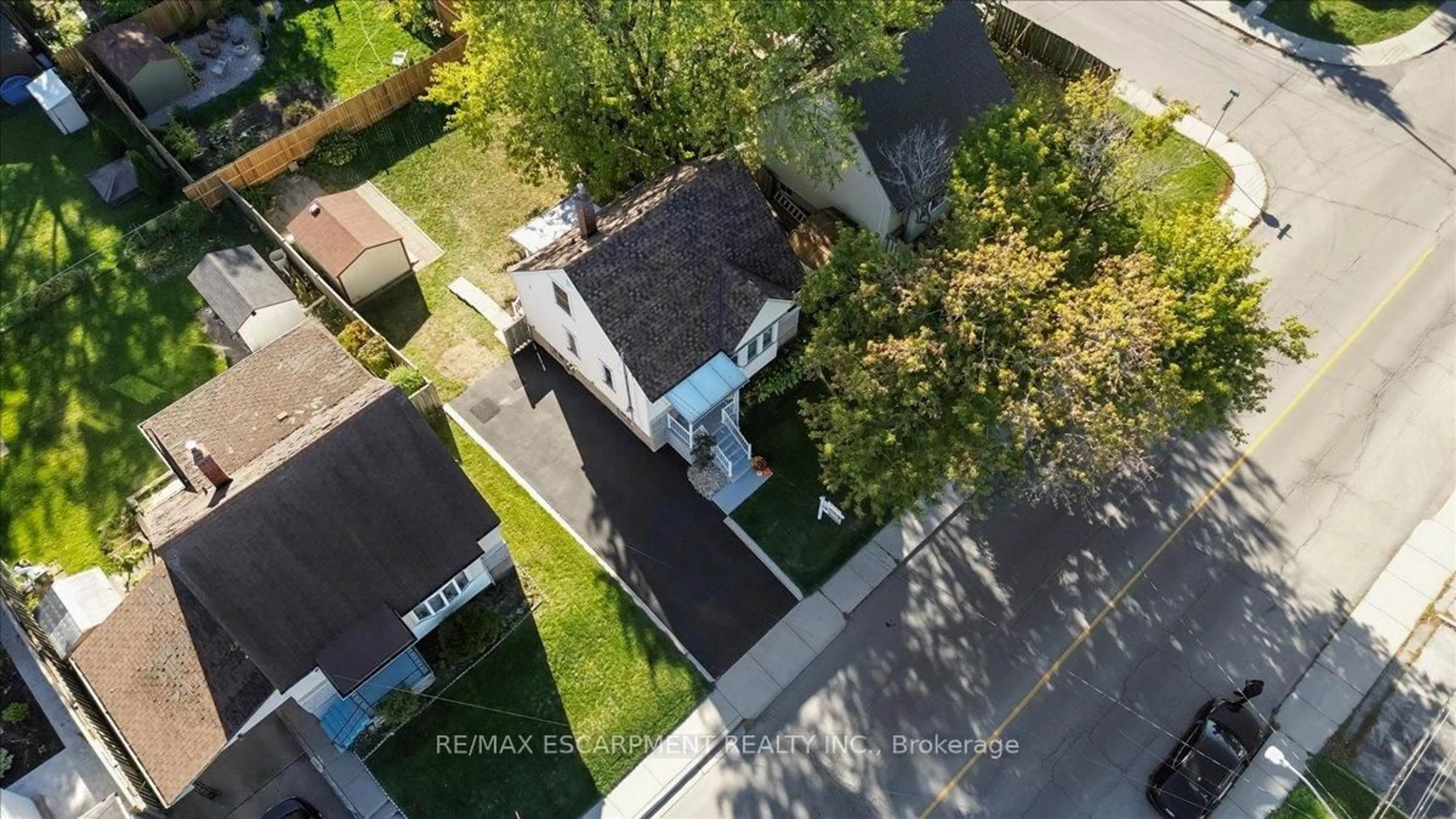 A pic from outside/outdoor area/front of a property/back of a property/a pic from drone, street for 832 Queensdale Ave, Hamilton Ontario L8V 1N1