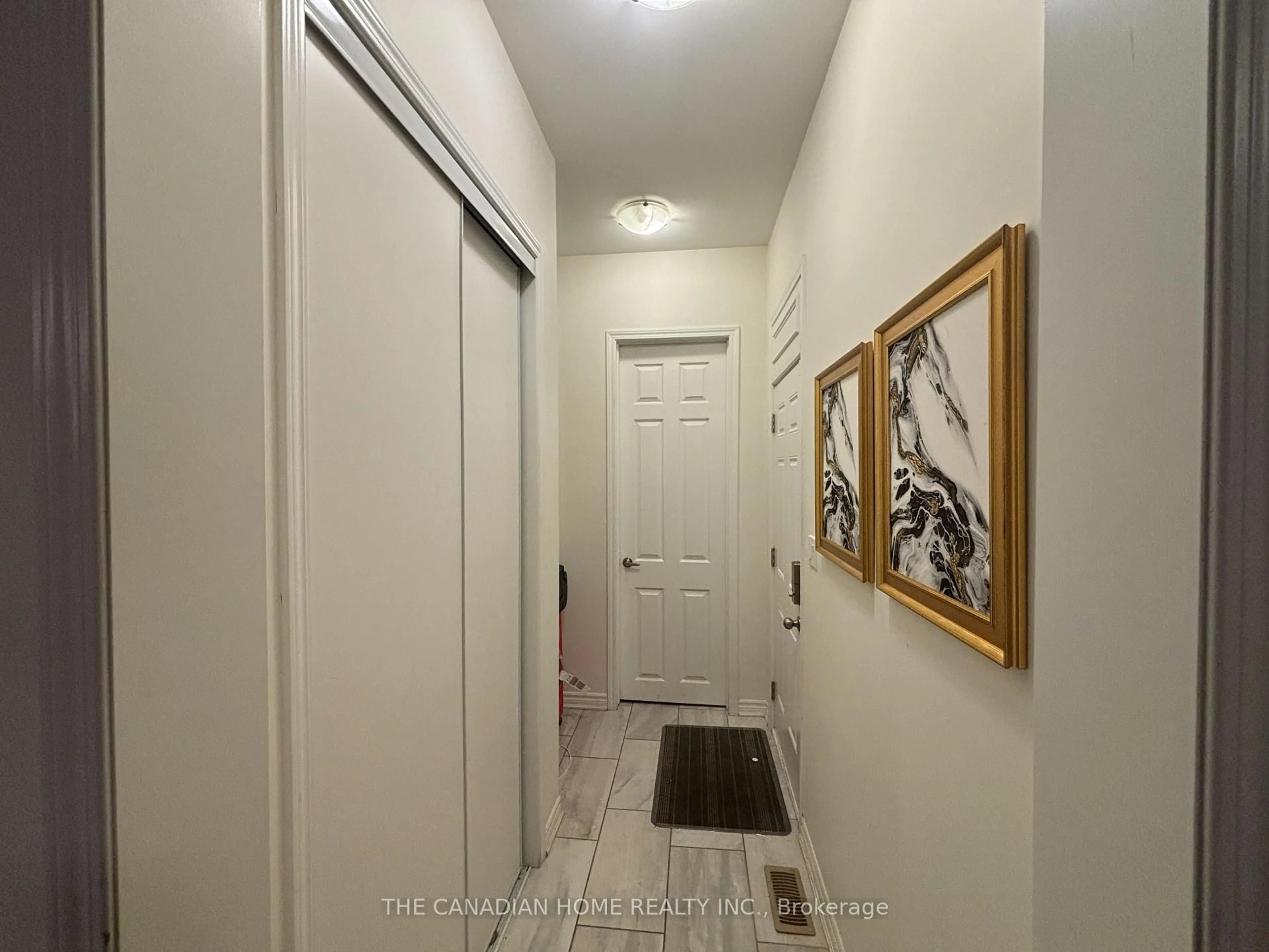 Indoor entryway for 152 Ridge Rd, Cambridge Ontario N3E 0C4