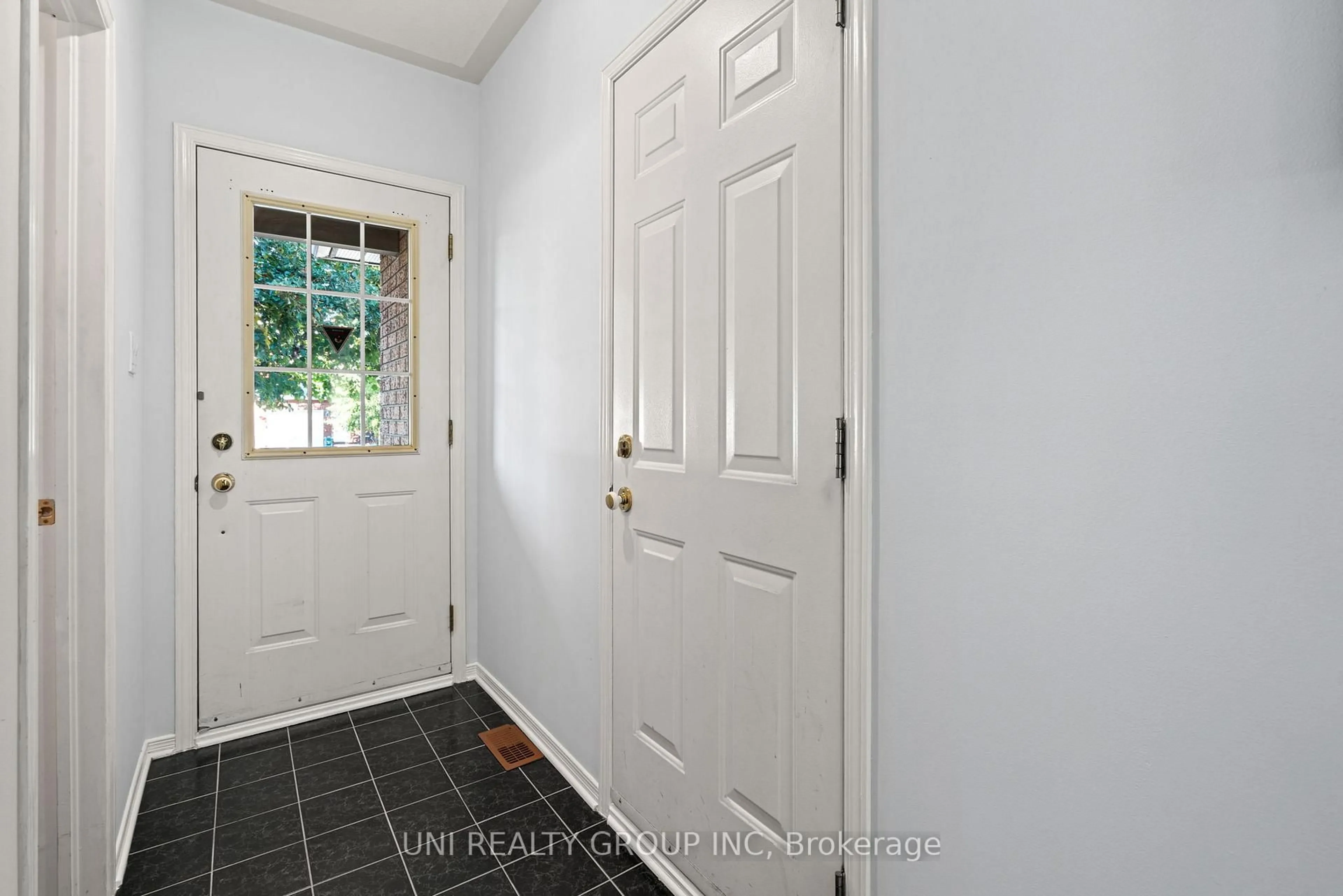 Indoor entryway for 1720 Jobin Cres, Ottawa Ontario K1J 1C5
