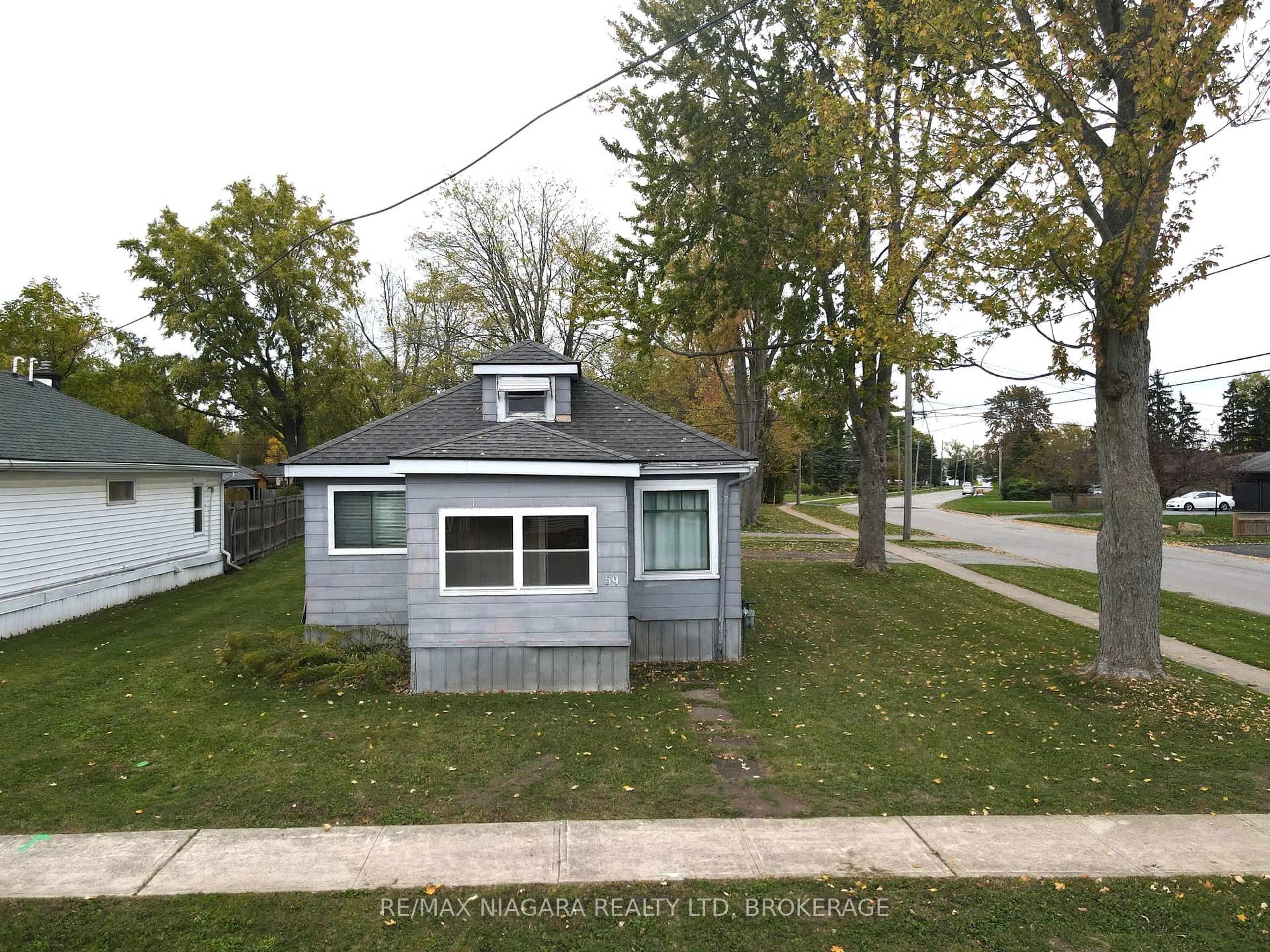 A pic from outside/outdoor area/front of a property/back of a property/a pic from drone, street for 59 Radford Ave, Fort Erie Ontario L2A 5H7