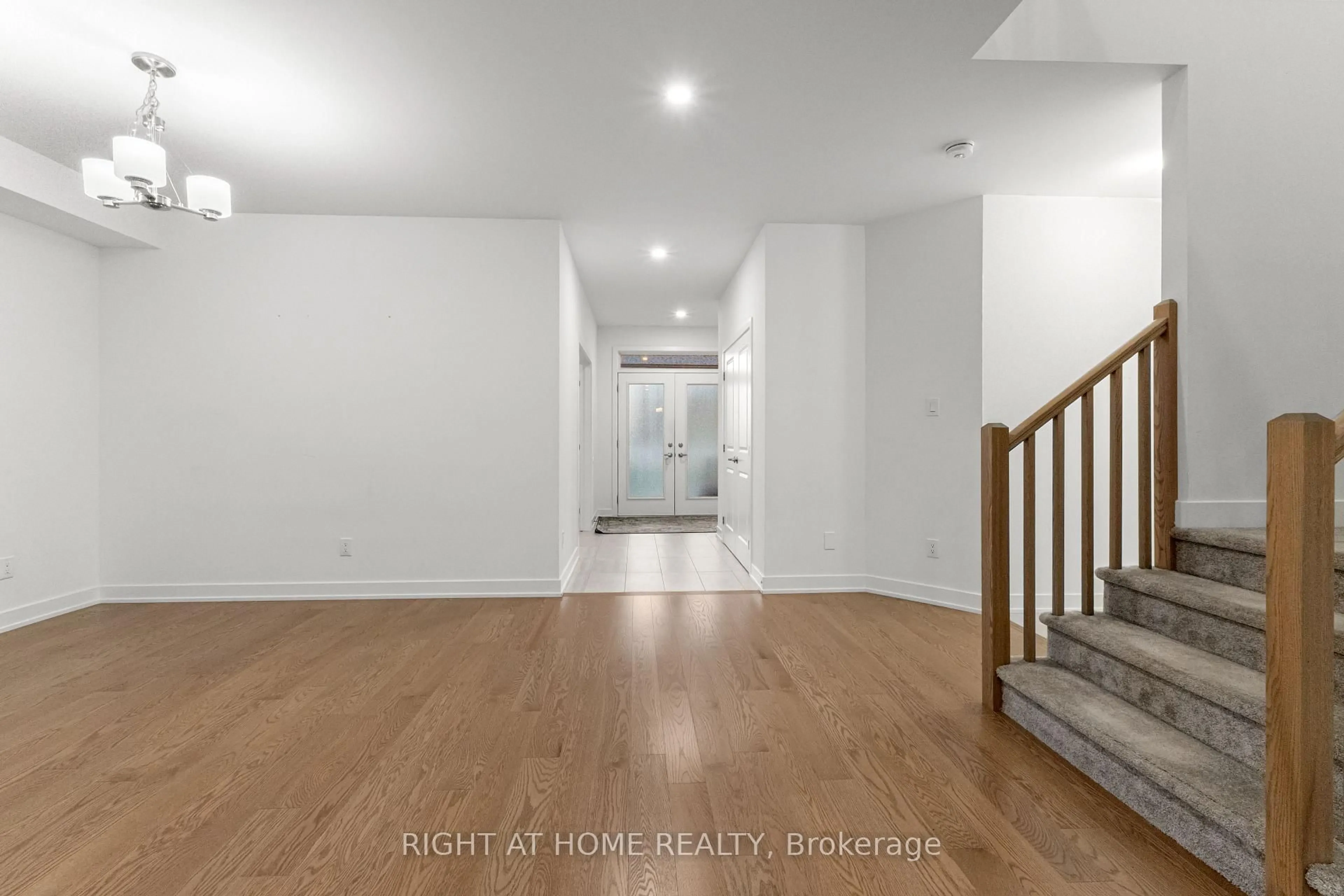 Indoor foyer for 2020 ACOUSTIC Way, Ottawa Ontario K4M 0L7