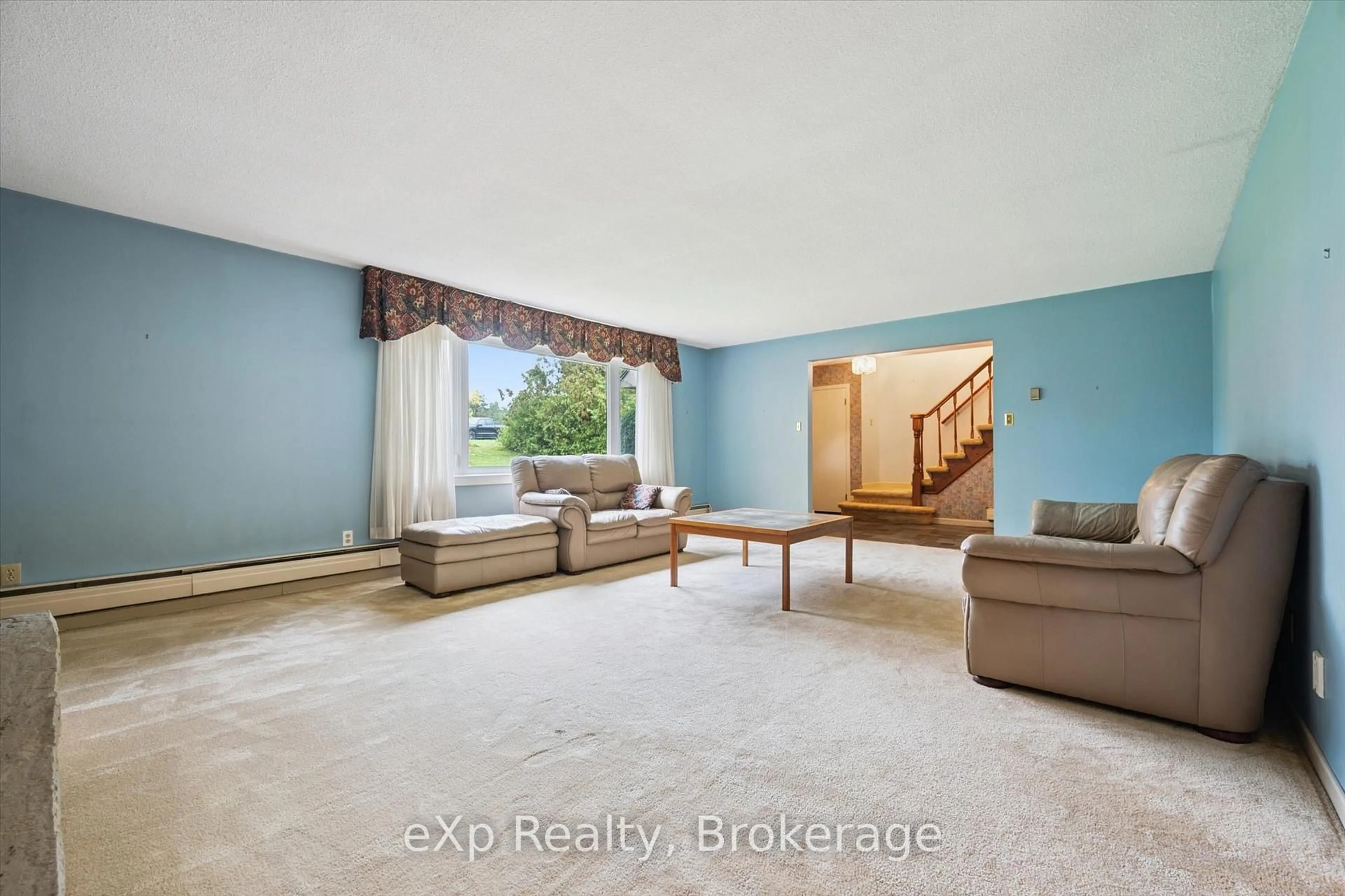 Living room with furniture, unknown for 32 Glenholme Dr, Guelph Ontario N1L 1C2