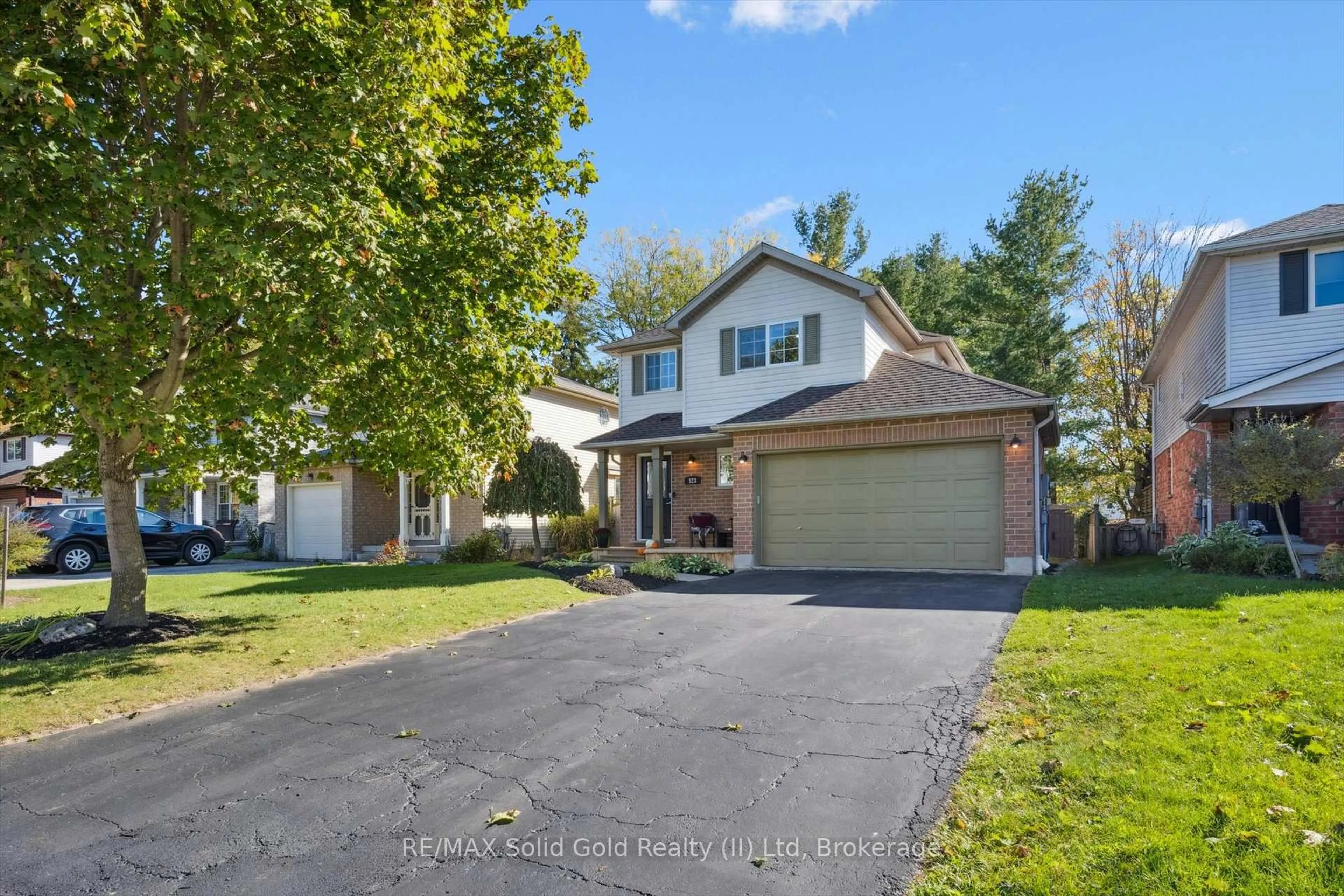 Home with vinyl exterior material, street for 523 Exmoor St, Waterloo Ontario N2K 3T8