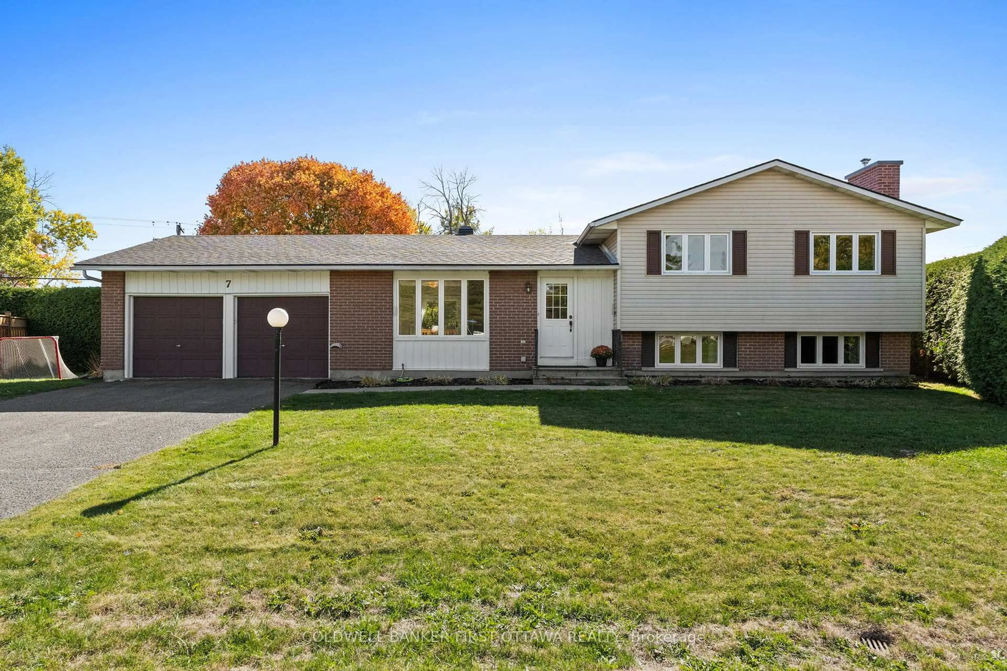 Home with vinyl exterior material, street for 7 Middlewood Crt, Munster Ontario K0A 3P0