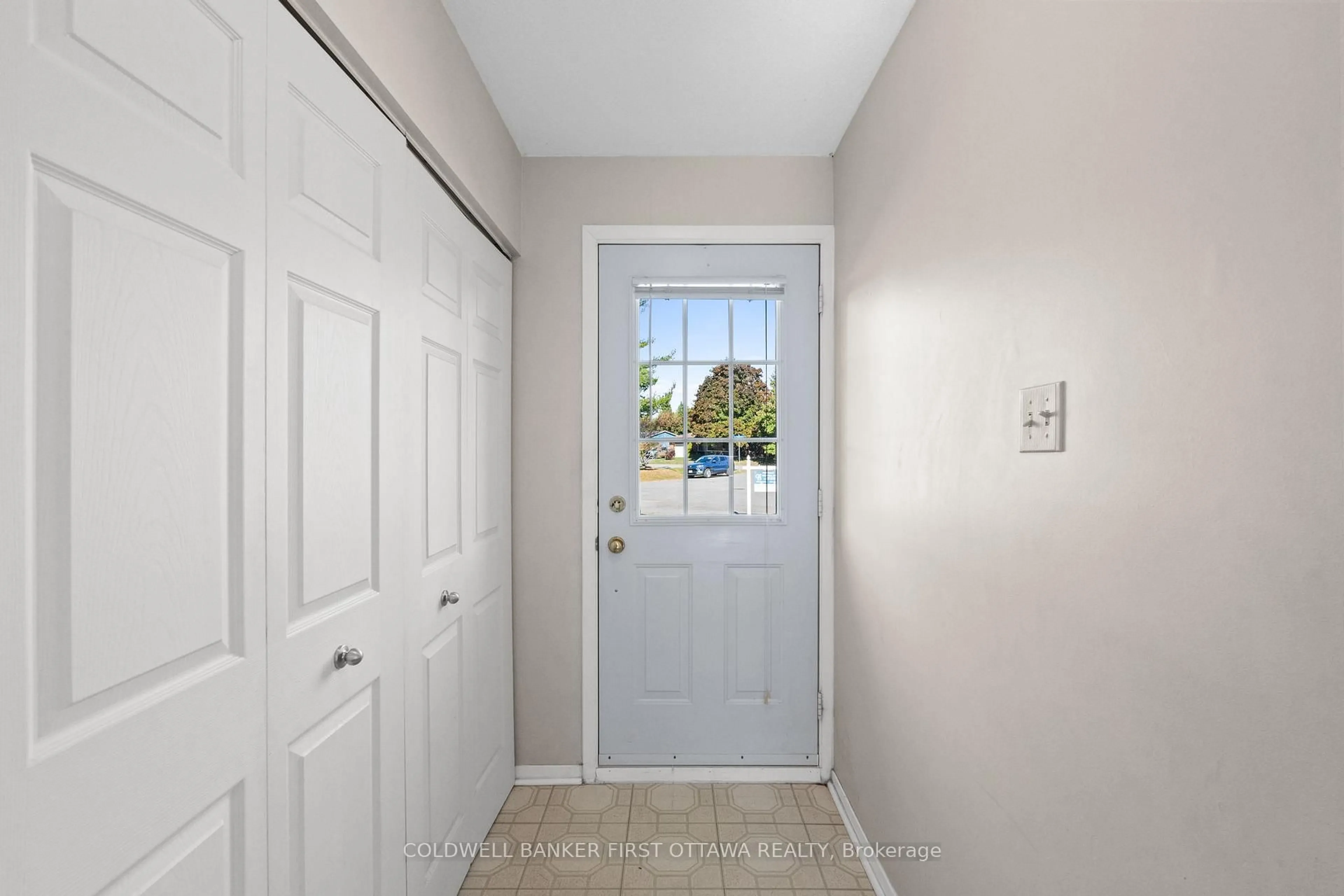 Indoor entryway for 7 Middlewood Crt, Munster Ontario K0A 3P0