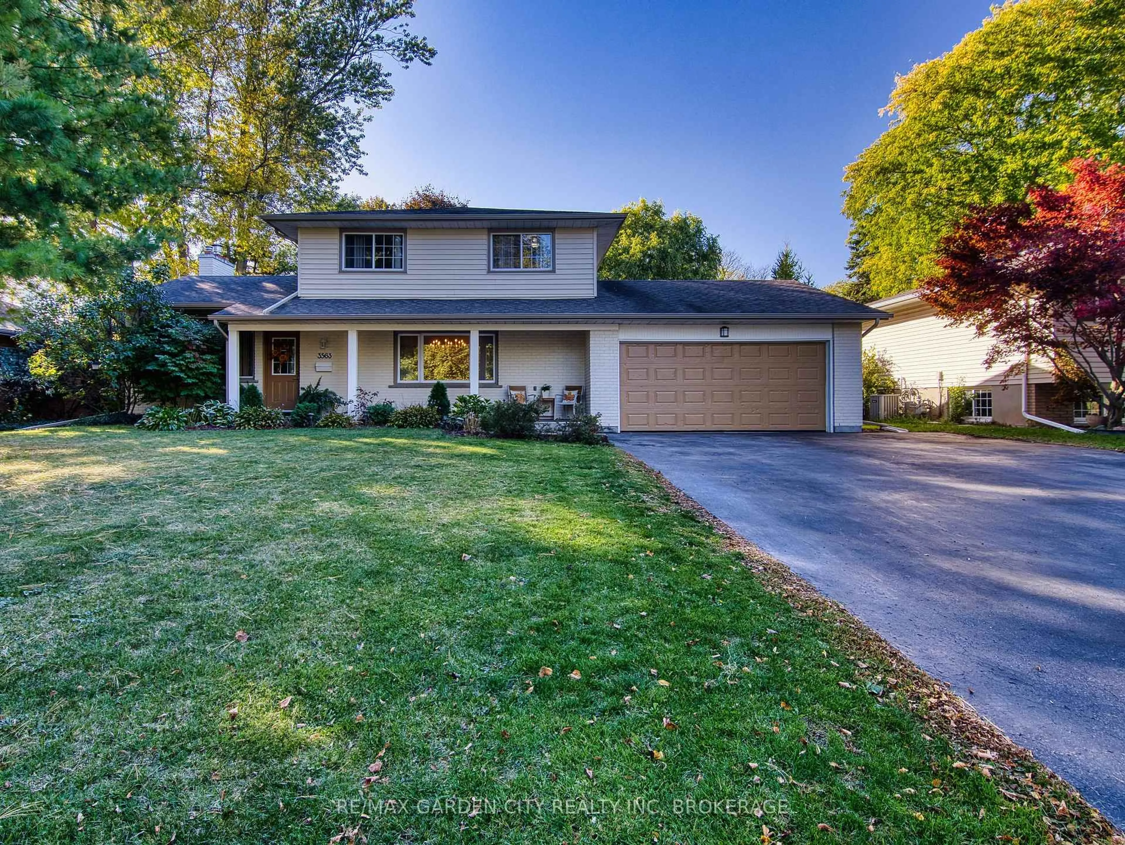 Home with vinyl exterior material, street for 3563 Harvard Ave, Niagara Falls Ontario L2J 3C6