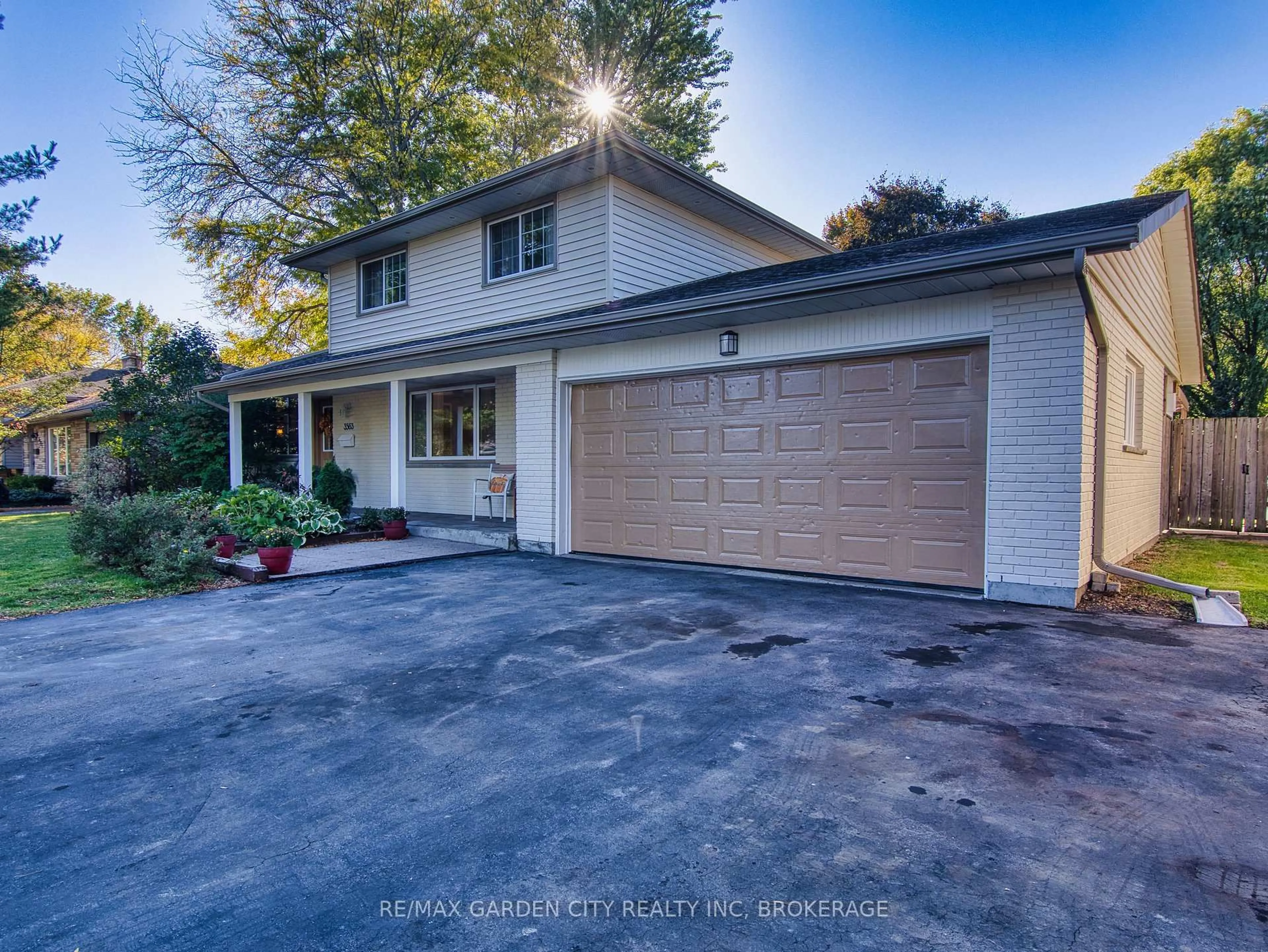 A pic from outside/outdoor area/front of a property/back of a property/a pic from drone, street for 3563 Harvard Ave, Niagara Falls Ontario L2J 3C6