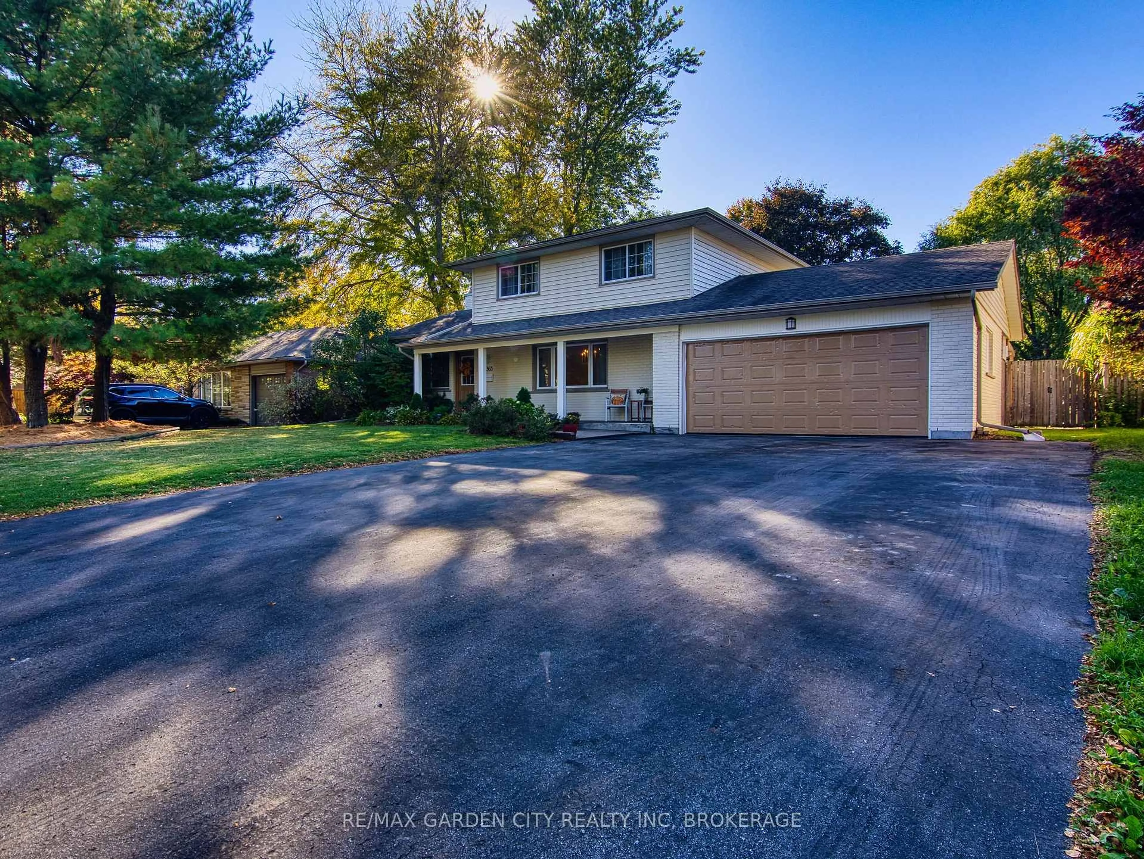 A pic from outside/outdoor area/front of a property/back of a property/a pic from drone, street for 3563 Harvard Ave, Niagara Falls Ontario L2J 3C6