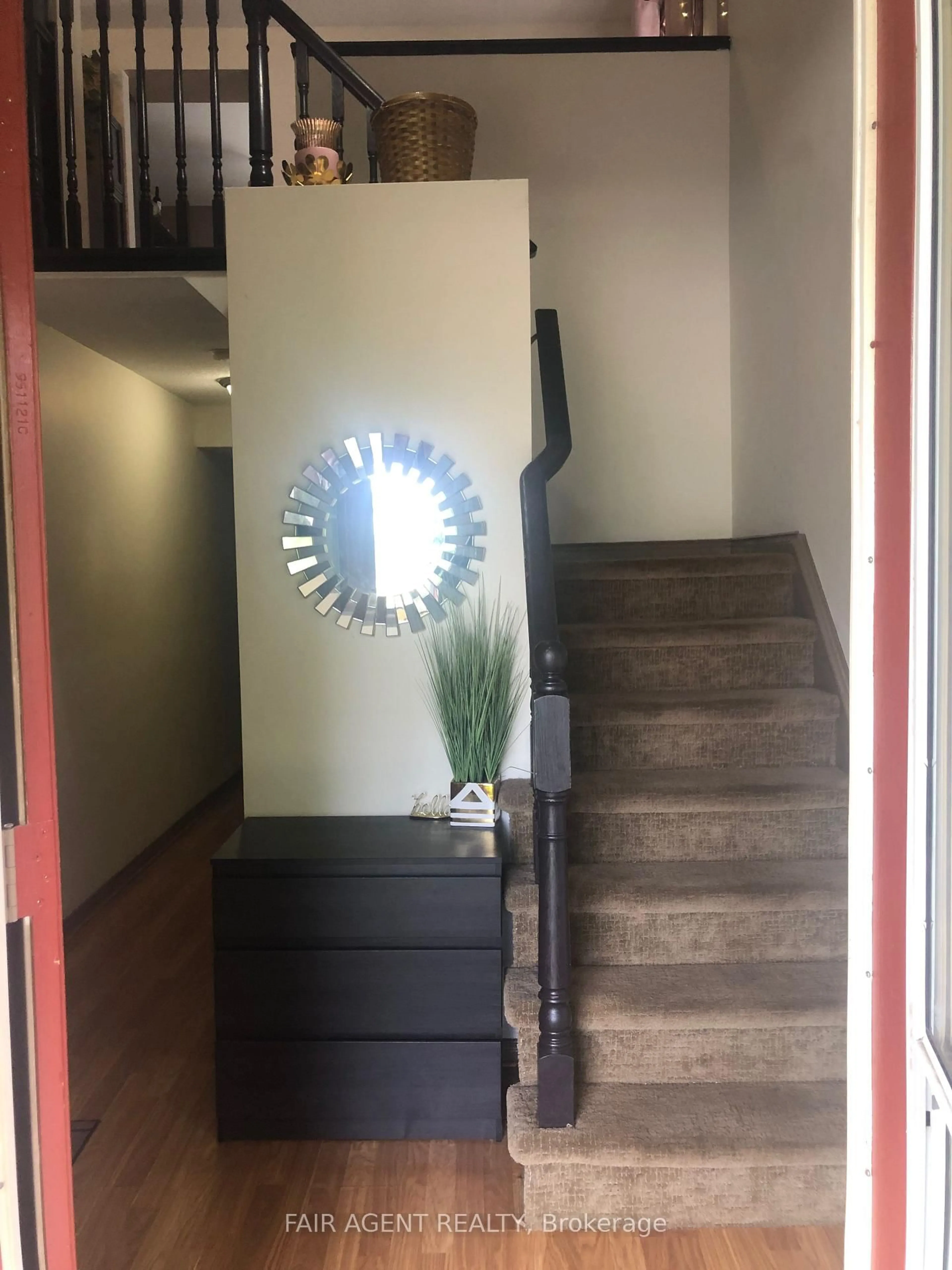 Indoor foyer for 562 Erinbrook Dr, Kitchener Ontario N2E 3M8