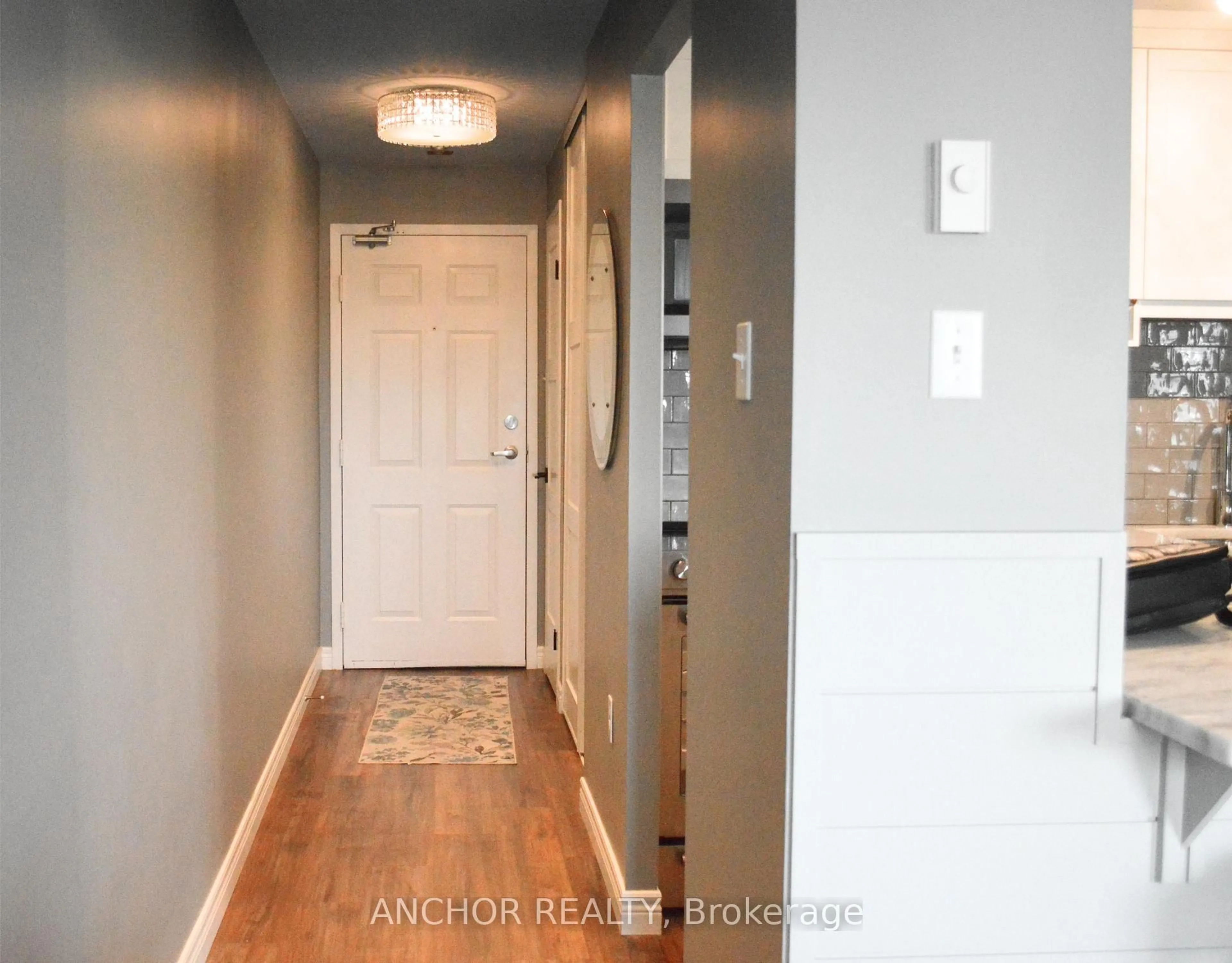 Indoor entryway for 333 Commissioners Rd #903, London South Ontario N6J 4X7