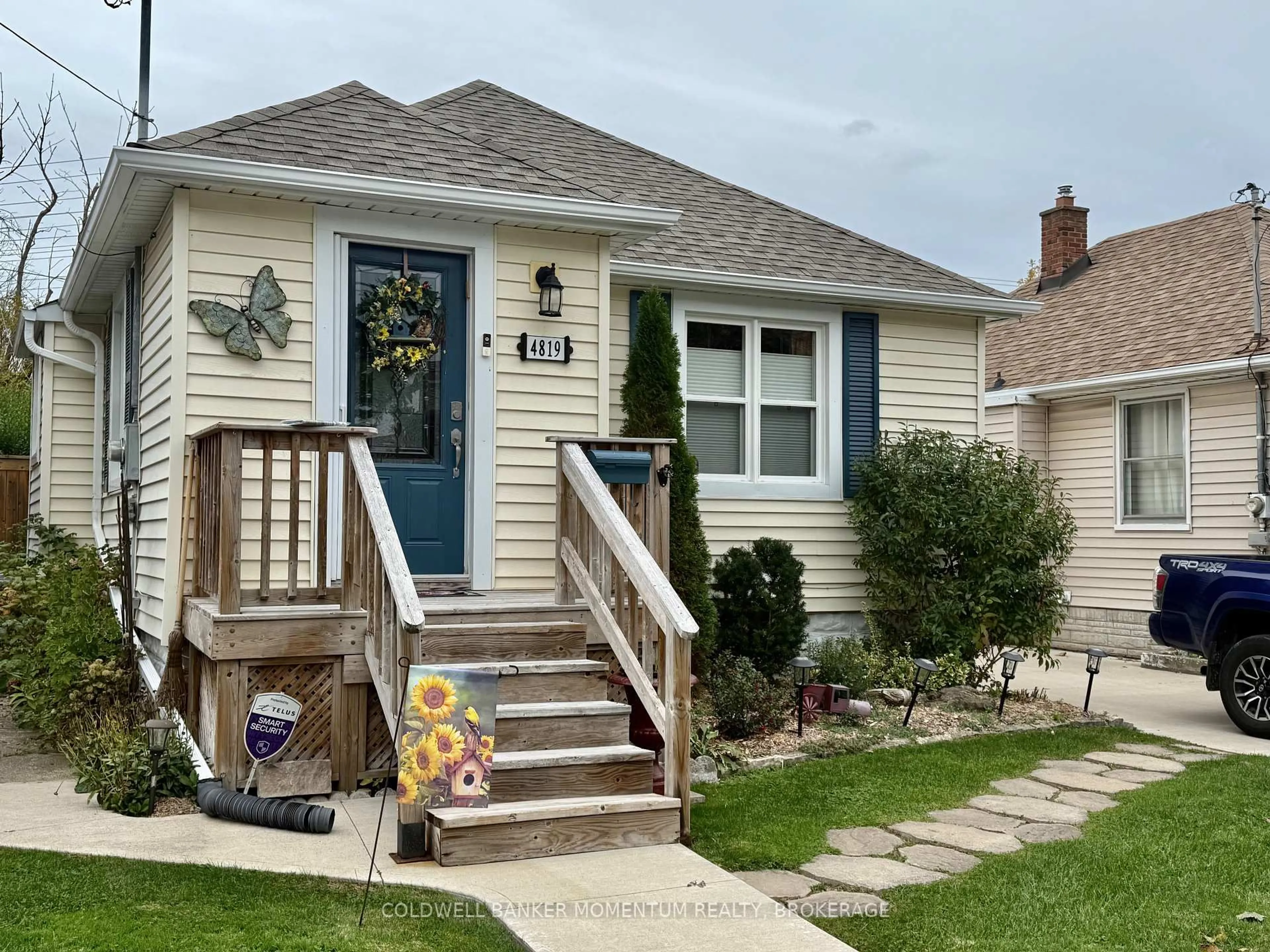 Home with vinyl exterior material, street for 4819 Sixth Ave, Niagara Falls Ontario L2E 4T8
