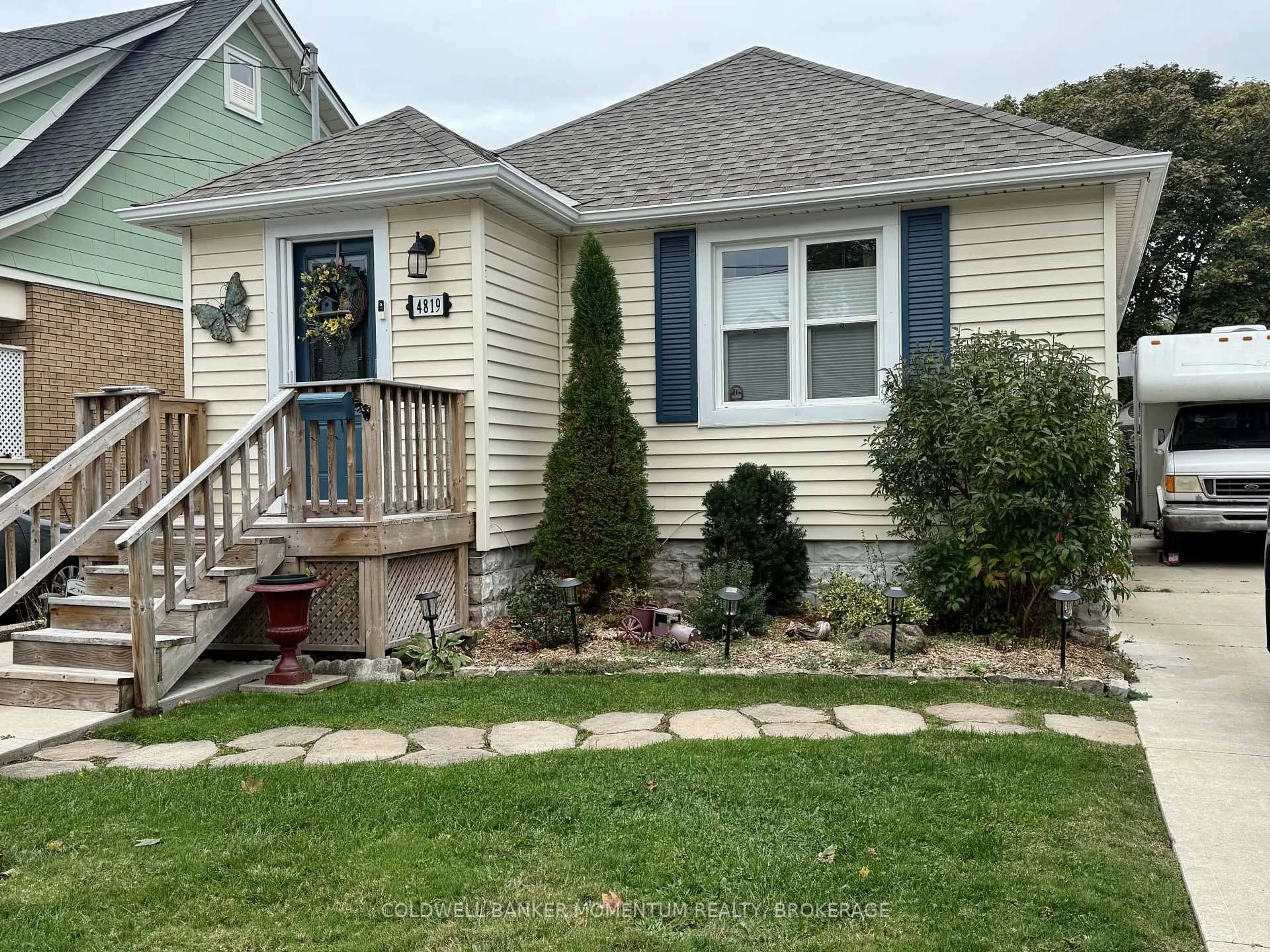 Home with vinyl exterior material, street for 4819 Sixth Ave, Niagara Falls Ontario L2E 4T8