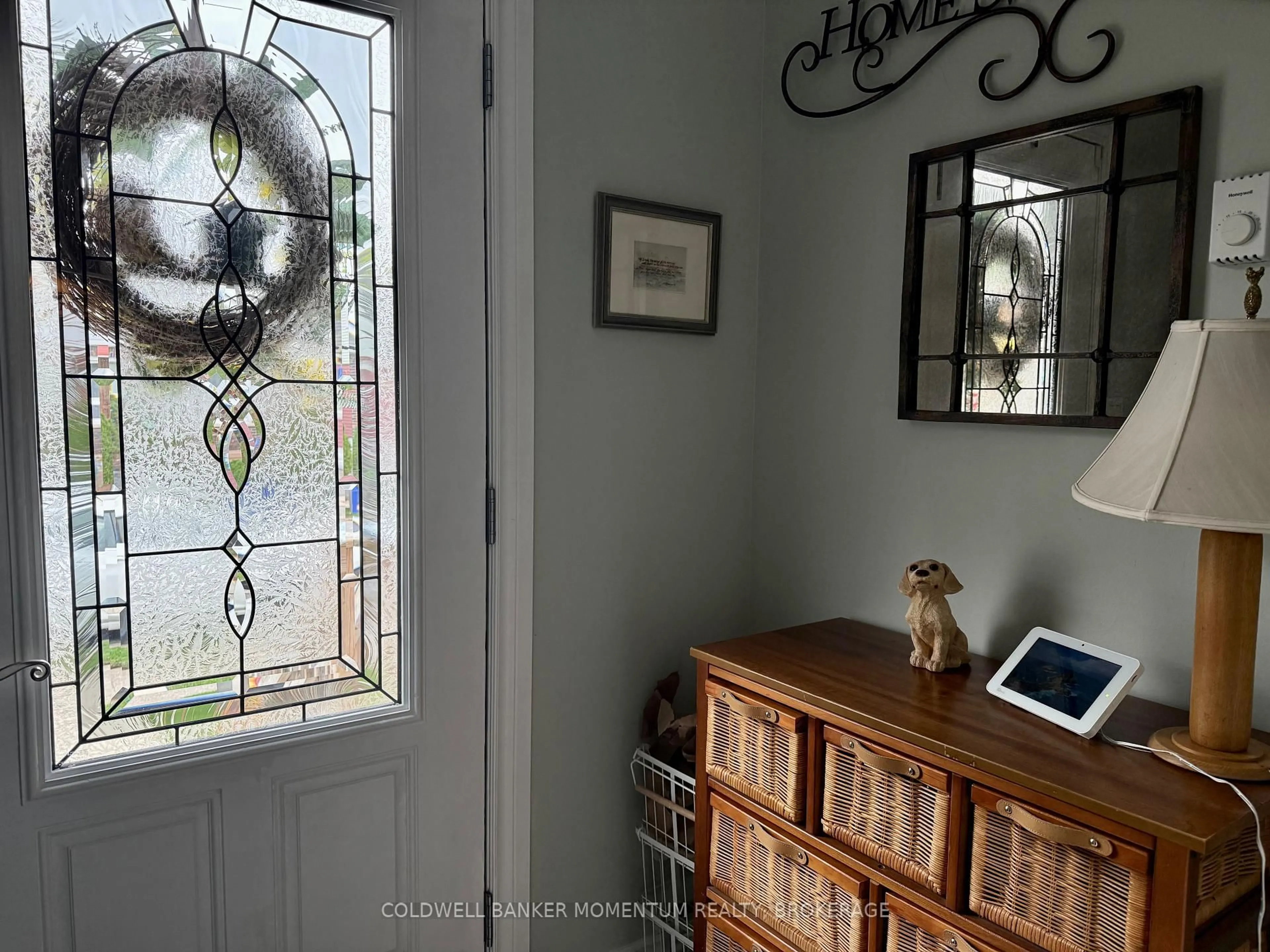 Indoor entryway for 4819 Sixth Ave, Niagara Falls Ontario L2E 4T8