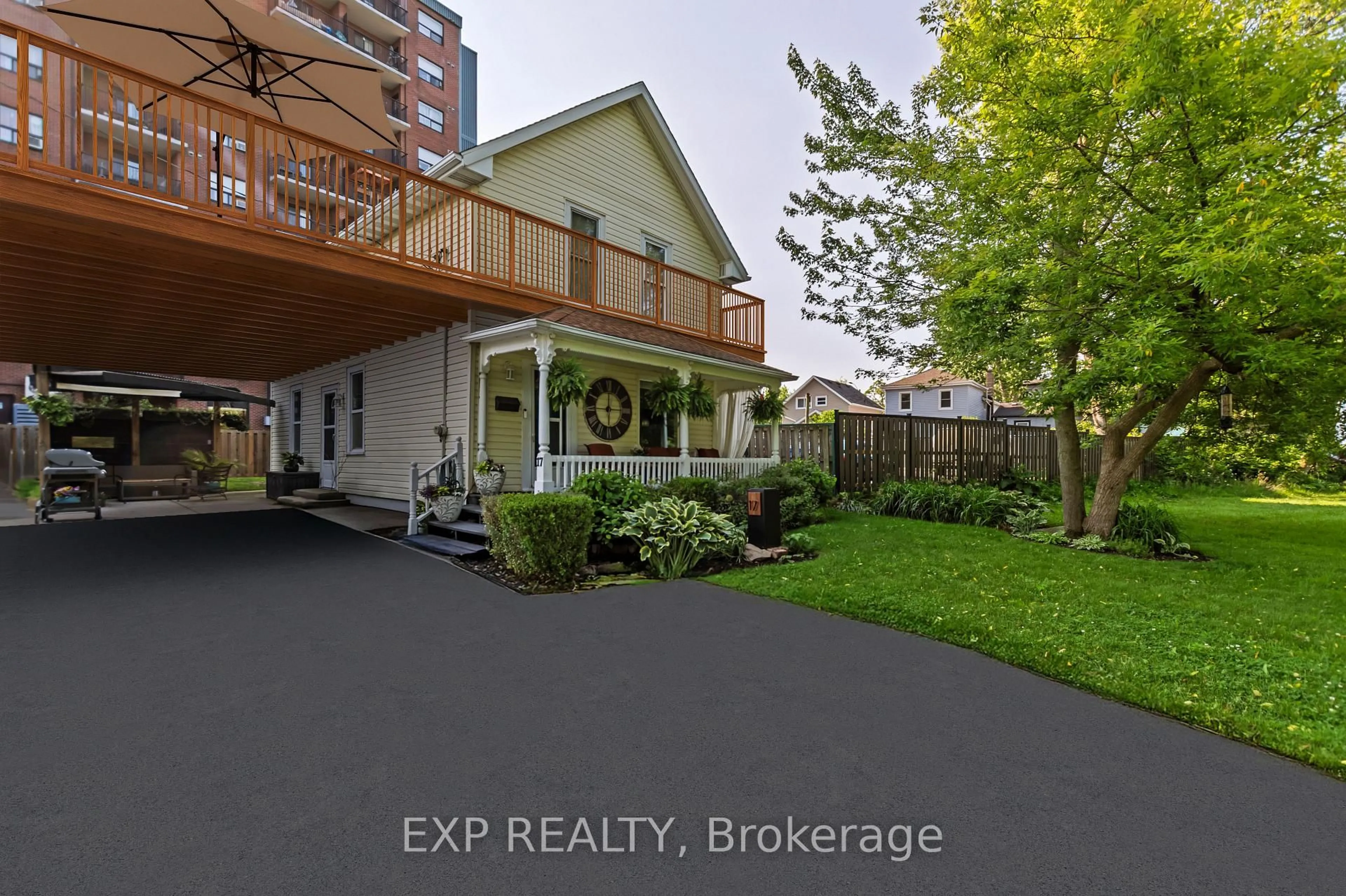 A pic from outside/outdoor area/front of a property/back of a property/a pic from drone, street for 17 Regent Pl, Welland Ontario L3B 3L6