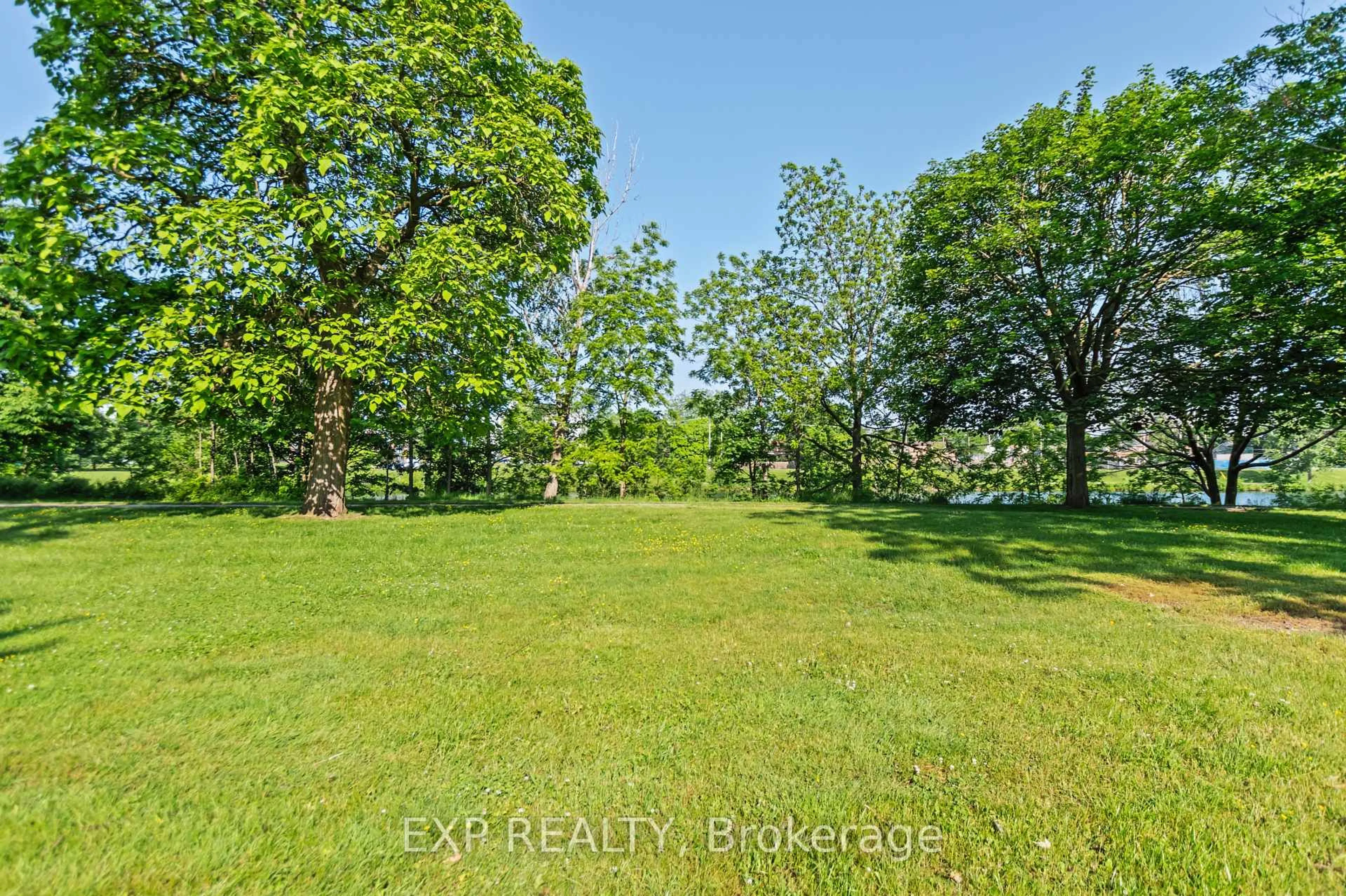 A pic from outside/outdoor area/front of a property/back of a property/a pic from drone, forest/trees view for 17 Regent Pl, Welland Ontario L3B 3L6