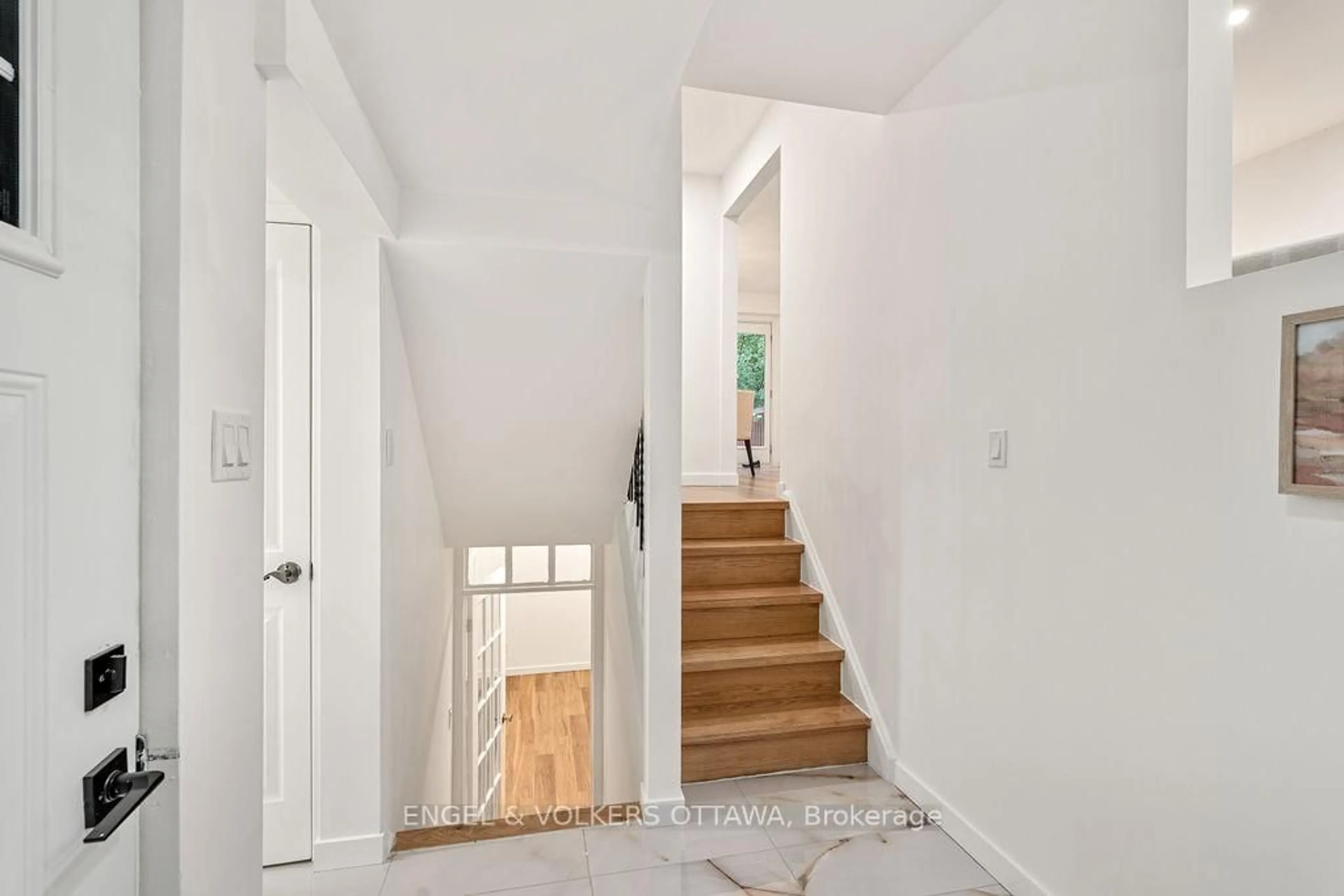 Indoor entryway for 12 Bayside Private, Ottawa Ontario K1V 9R3