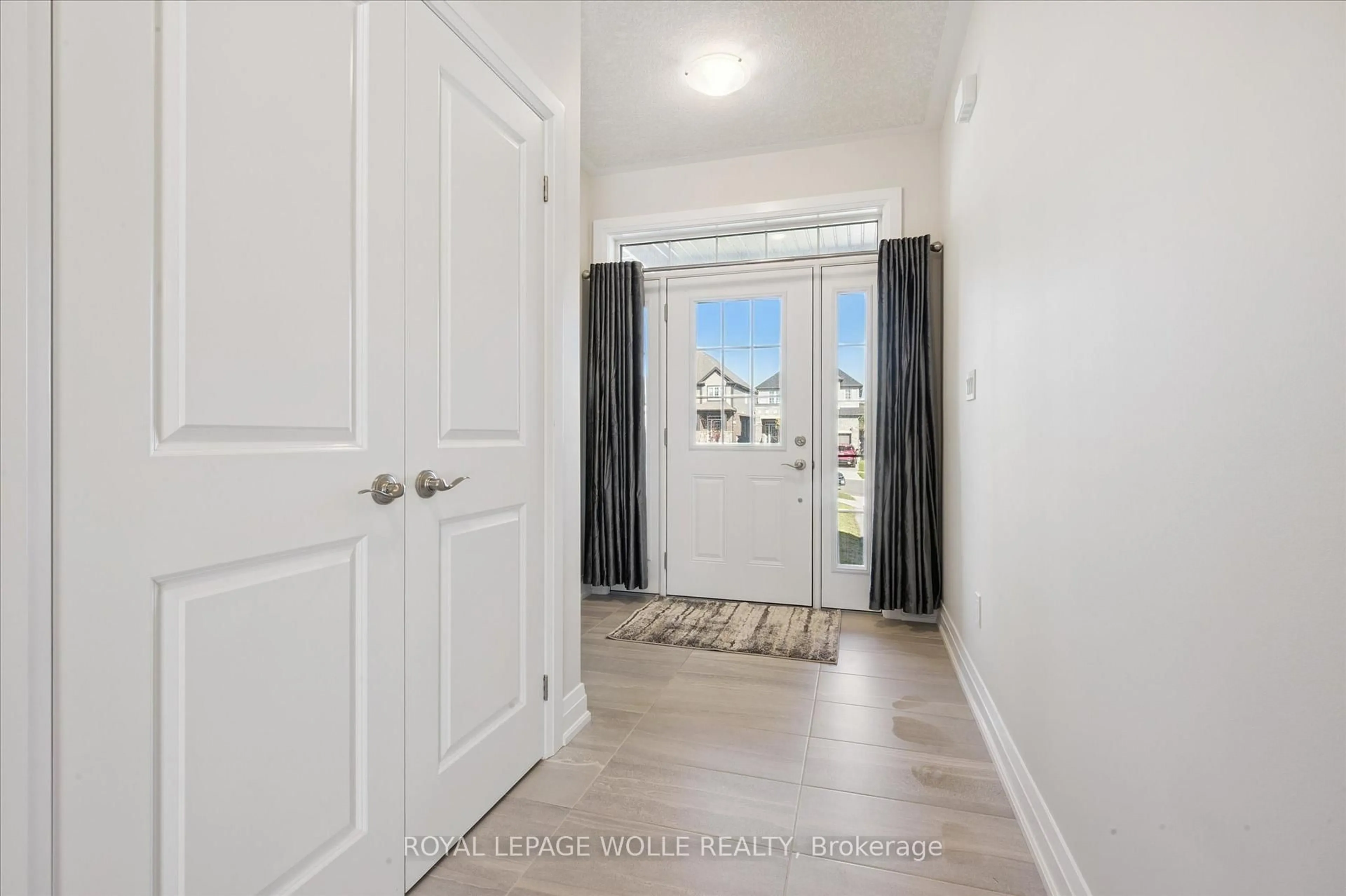 Indoor entryway for 916 Valencia Crt, Kitchener Ontario N2R 0R5
