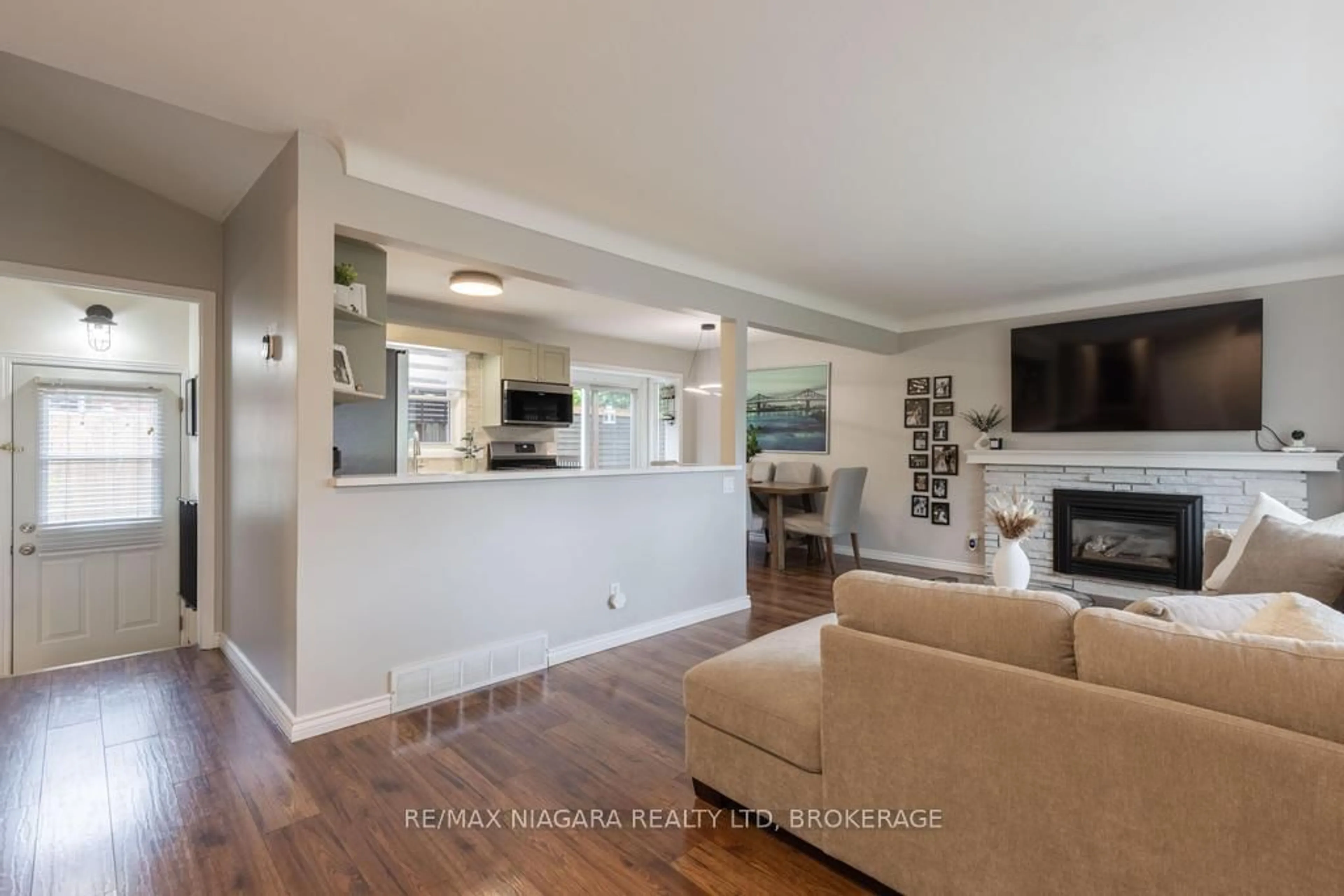 Living room with furniture, unknown for 37 Parnell Rd, St. Catharines Ontario L2N 2W5
