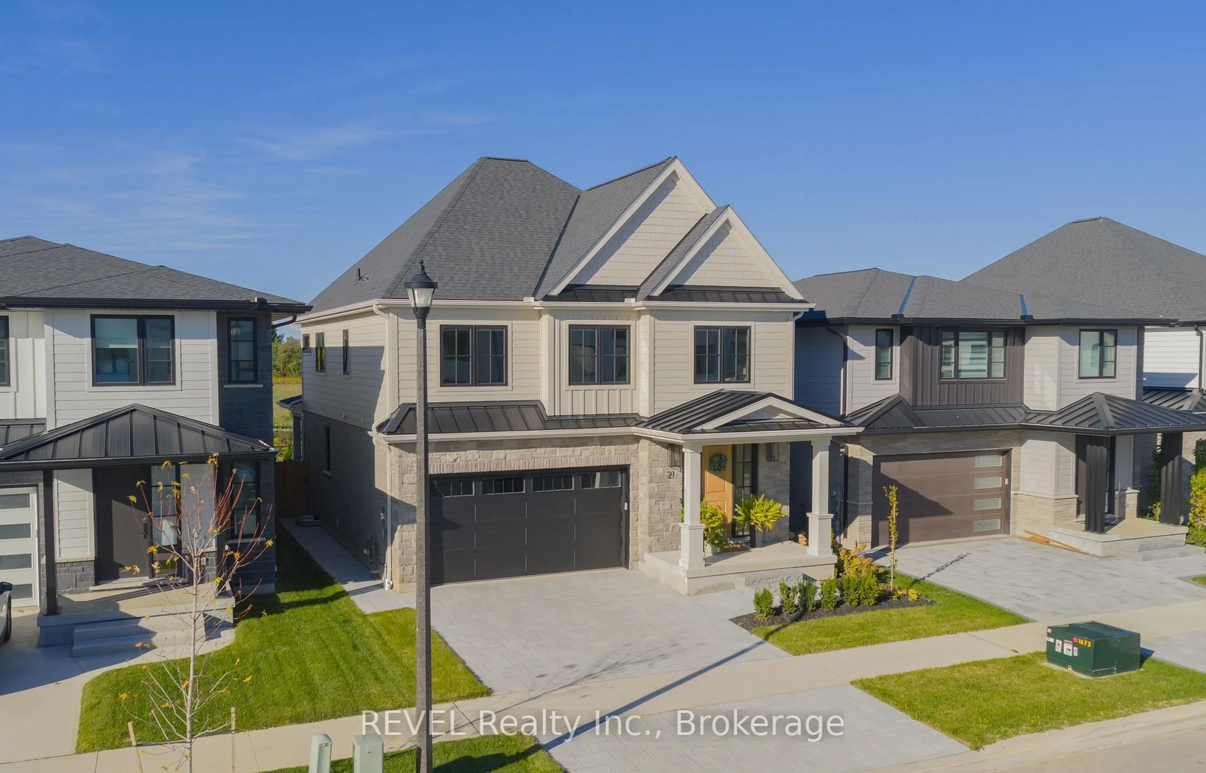 A pic from outside/outdoor area/front of a property/back of a property/a pic from drone, street for 21 Arsenault Cres, Pelham Ontario L0S 1E1