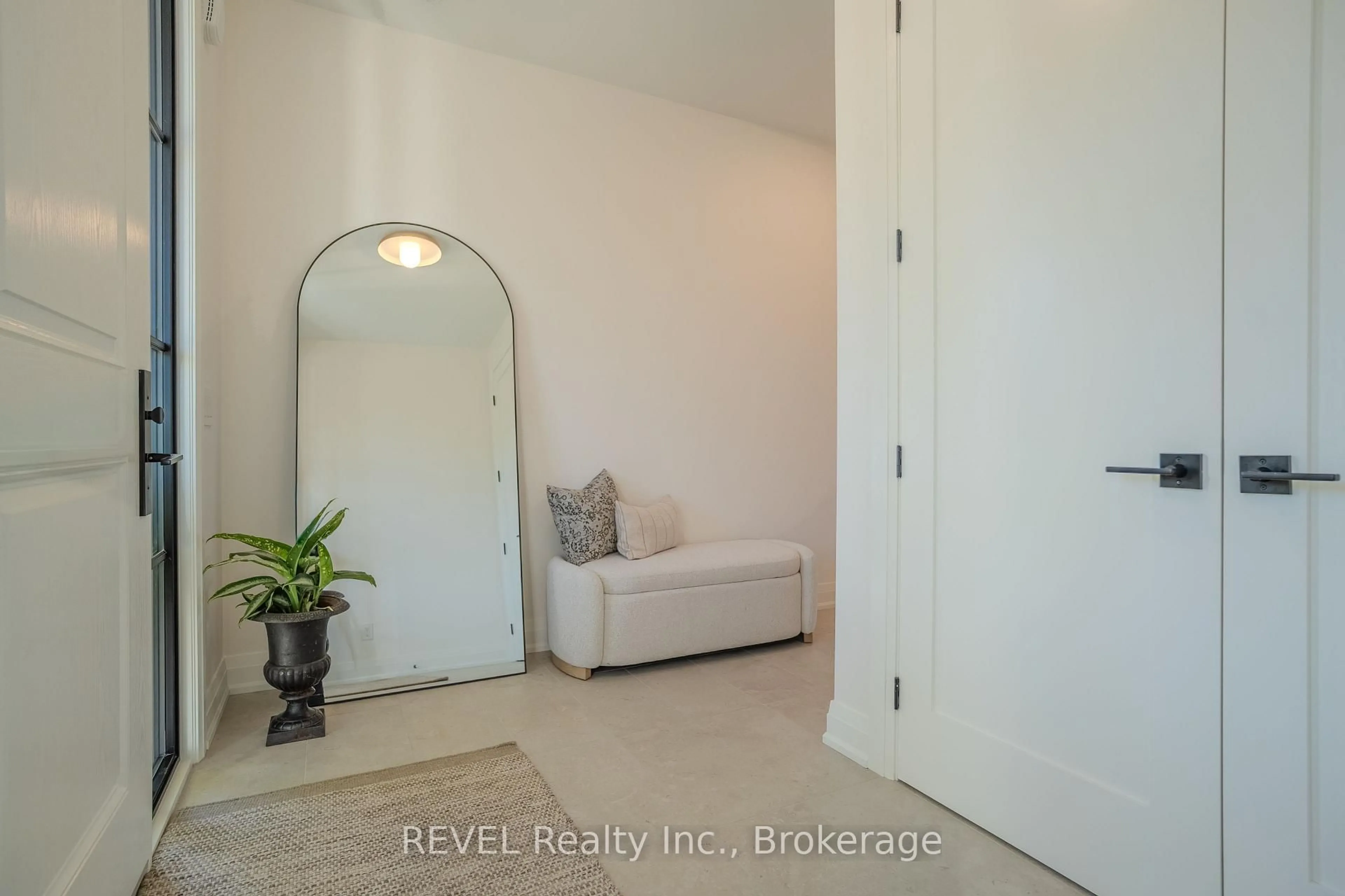 Indoor entryway for 21 Arsenault Cres, Pelham Ontario L0S 1E1