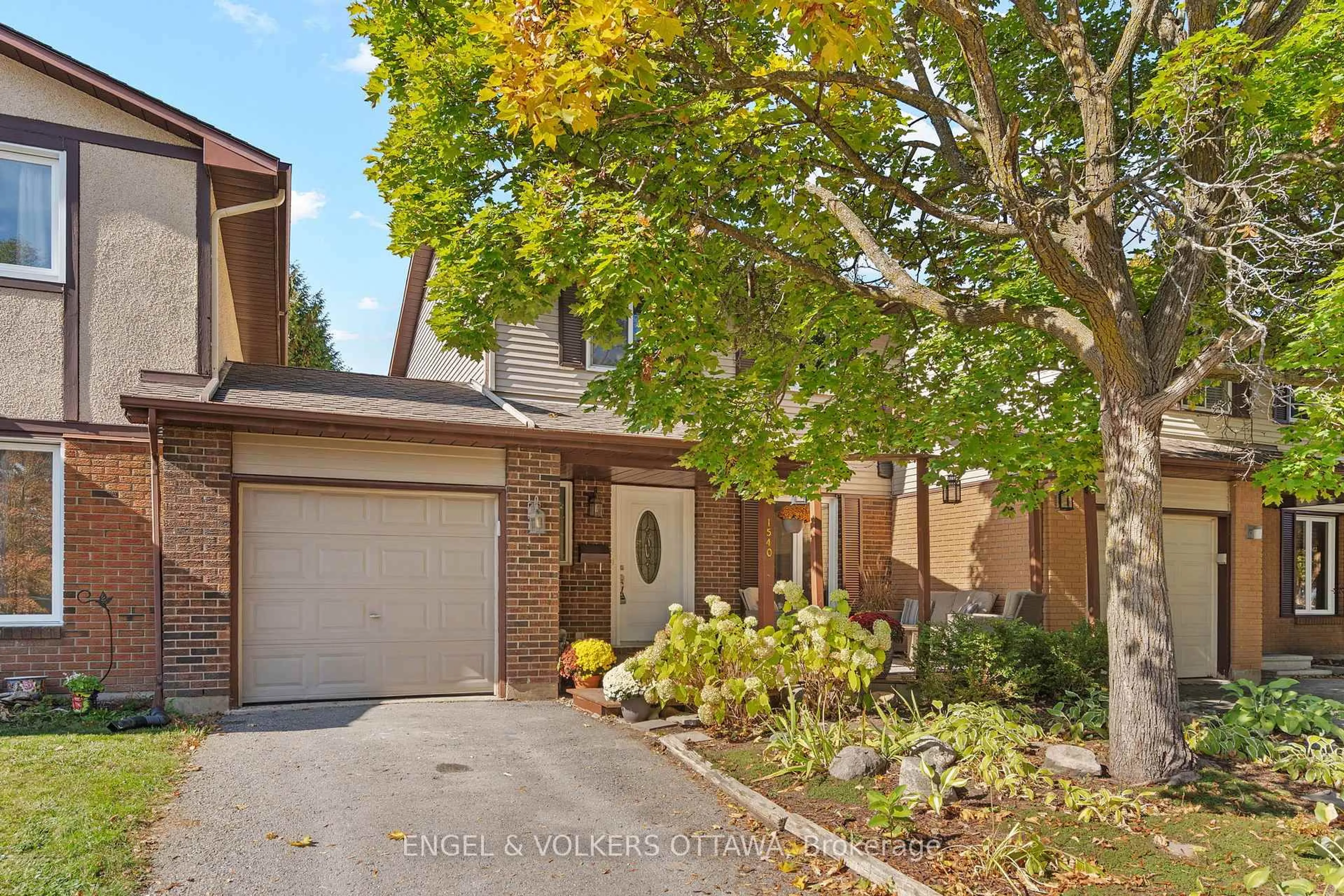 Home with brick exterior material, street for 1540 Mimosa Ave, Ottawa Ontario K1G 4C9