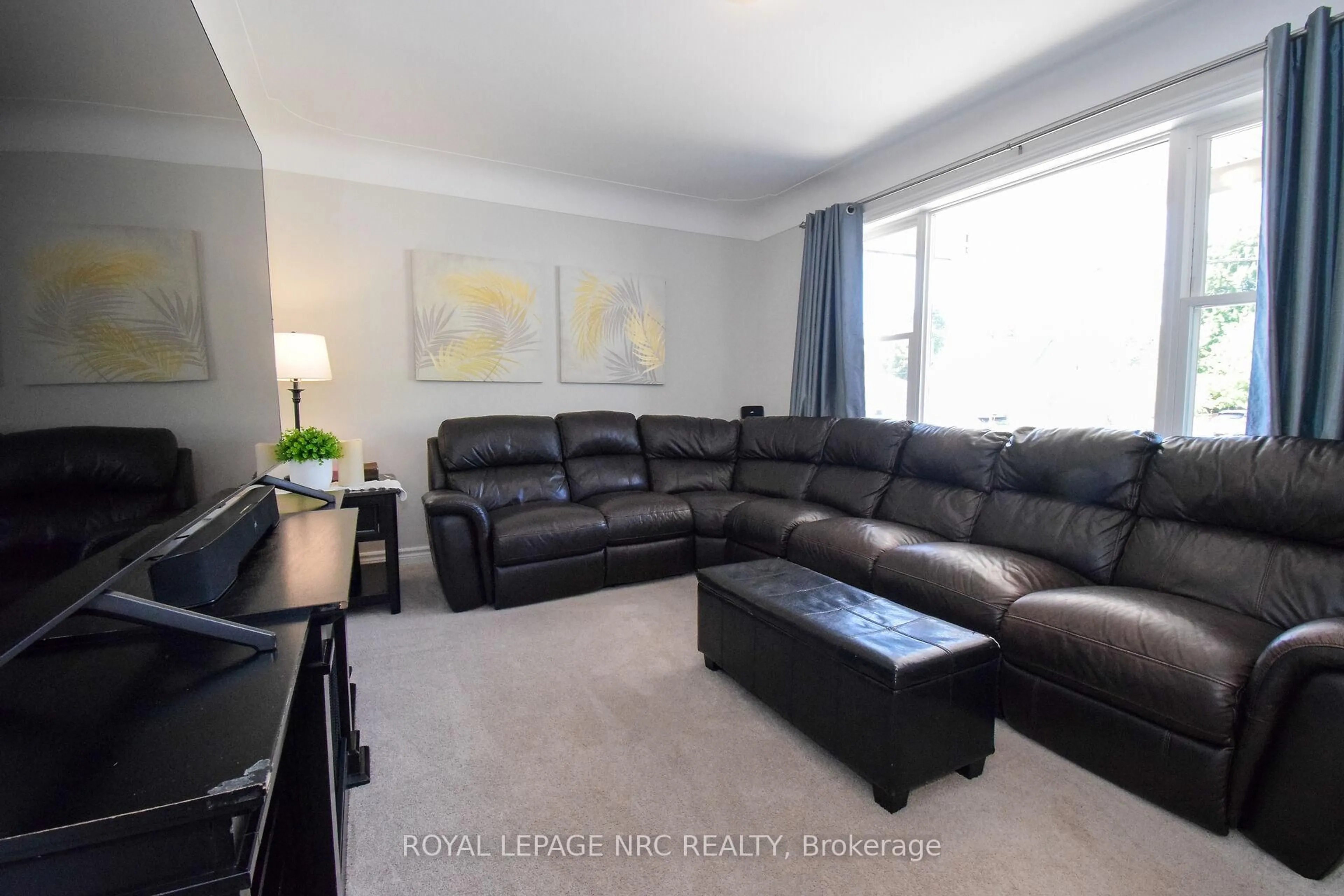 Living room with furniture, unknown for 128 Haig St, St. Catharines Ontario L2R 6L2