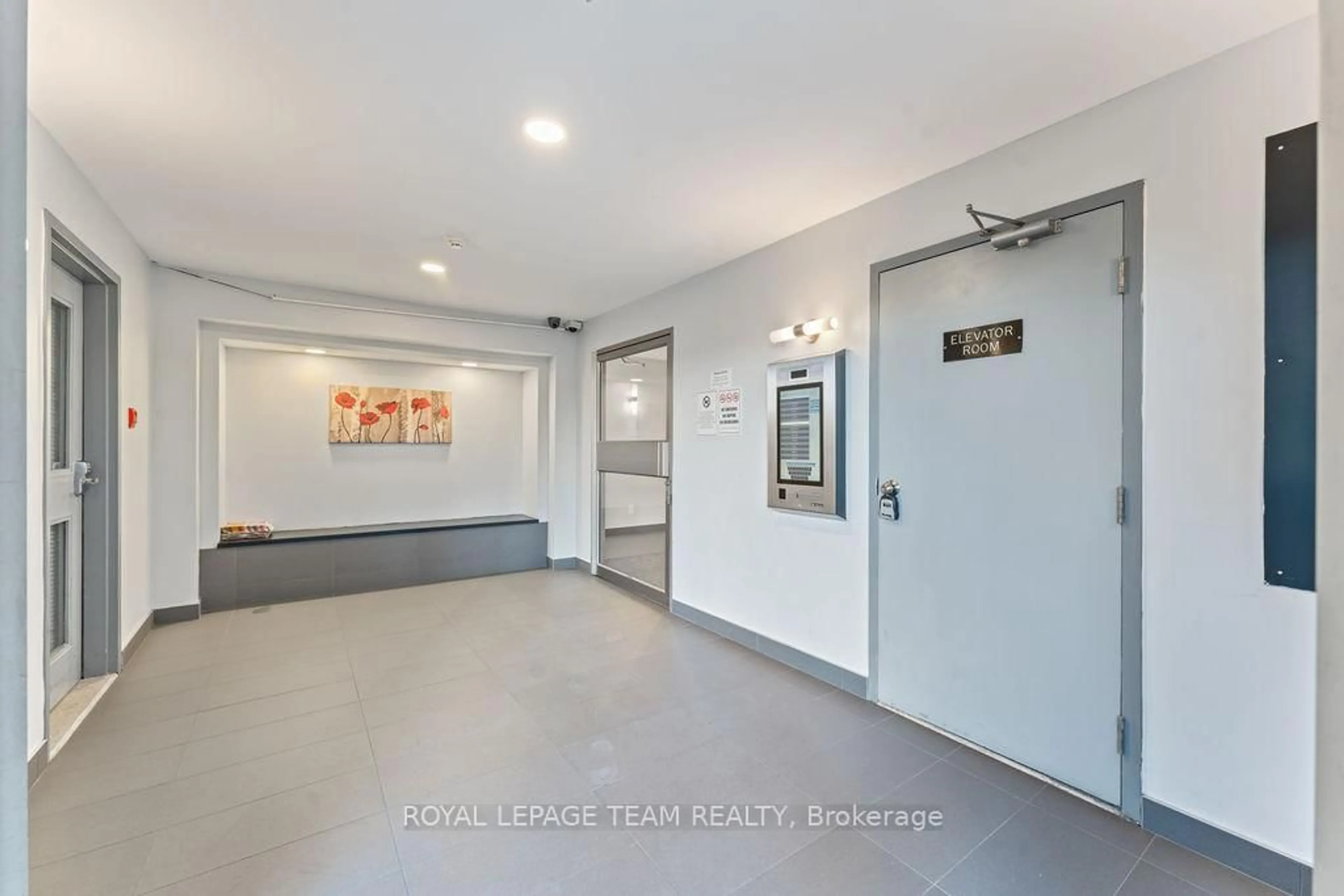 Indoor foyer for 214 Viewmount Dr #417, Ottawa Ontario K2E 7X3