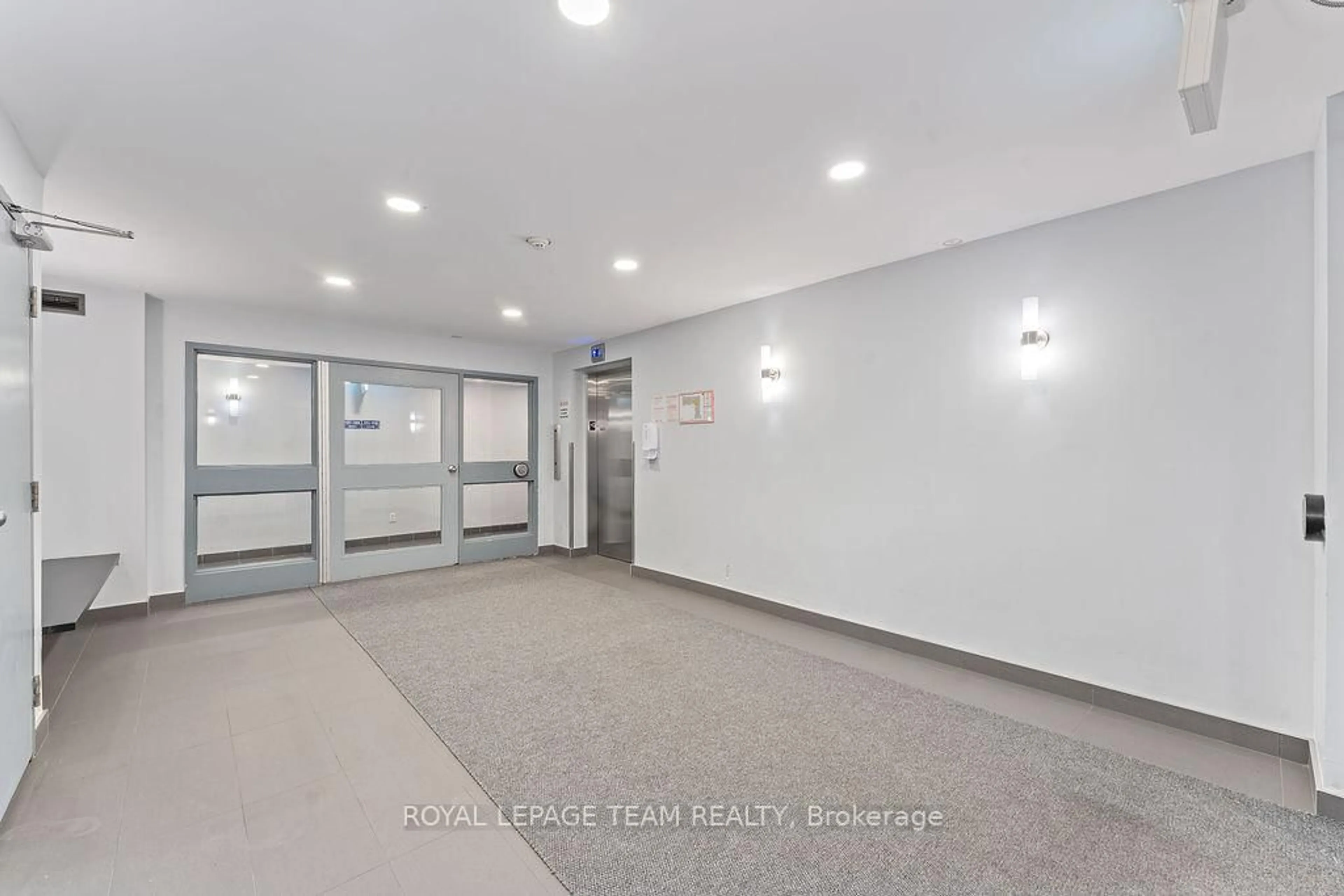 Indoor foyer for 214 Viewmount Dr #417, Ottawa Ontario K2E 7X3