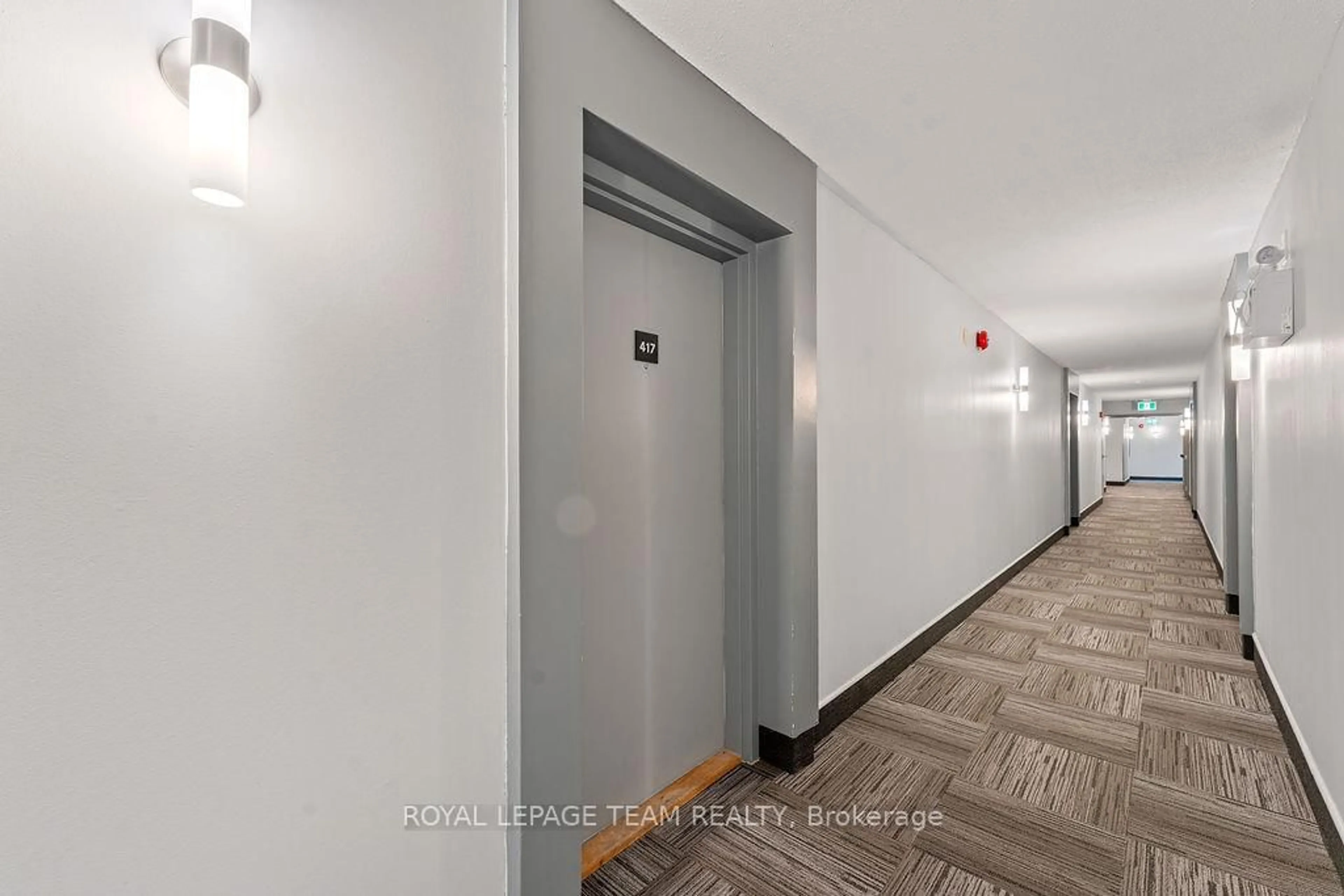 Indoor foyer for 214 Viewmount Dr #417, Ottawa Ontario K2E 7X3