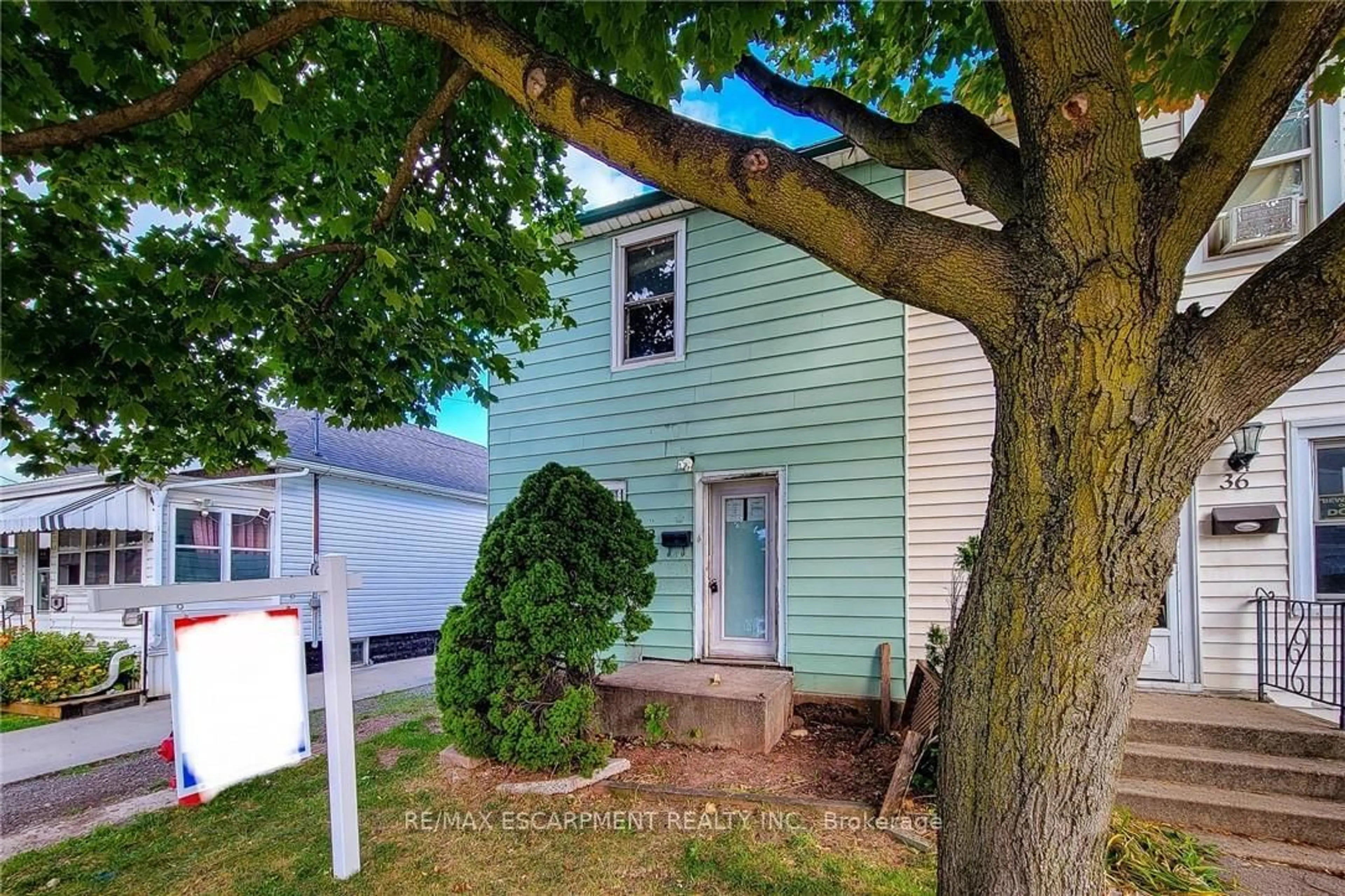 Home with vinyl exterior material, street for 38 Ellis Ave, Hamilton Ontario L8H 4L7