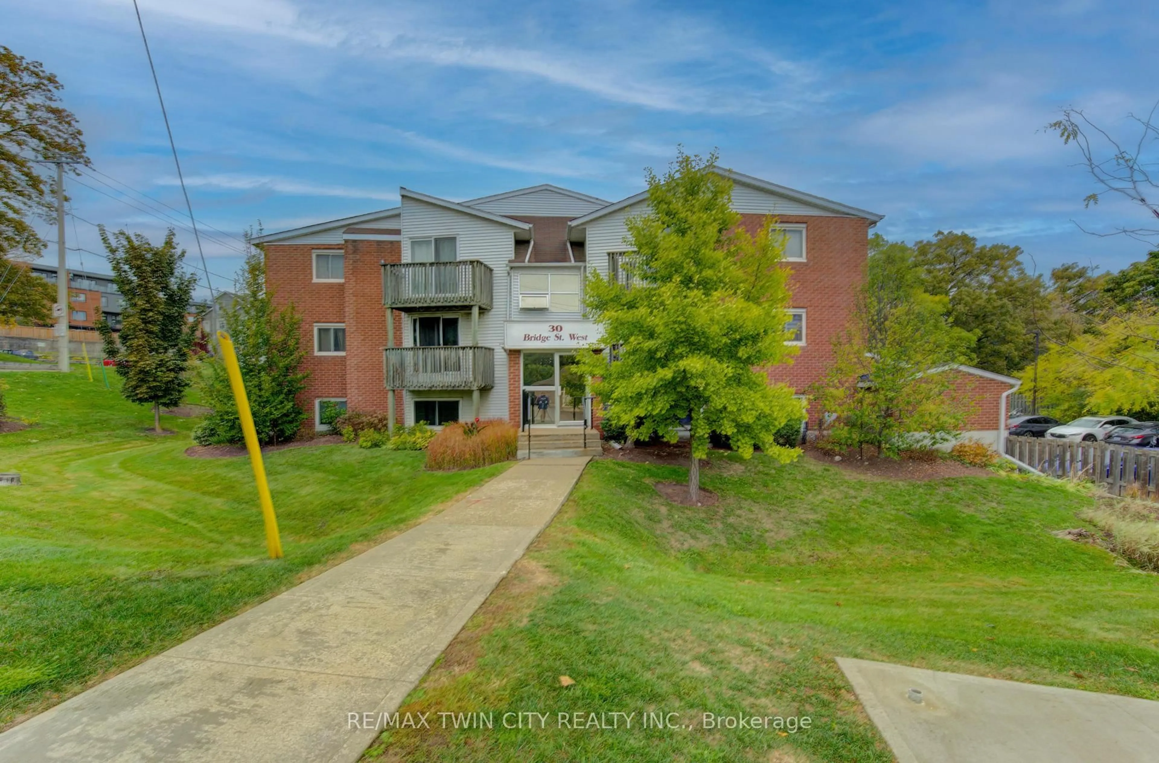 A pic from outside/outdoor area/front of a property/back of a property/a pic from drone, water/lake/river/ocean view for 30 BRIDGE St, Kitchener Ontario N2K 1K4