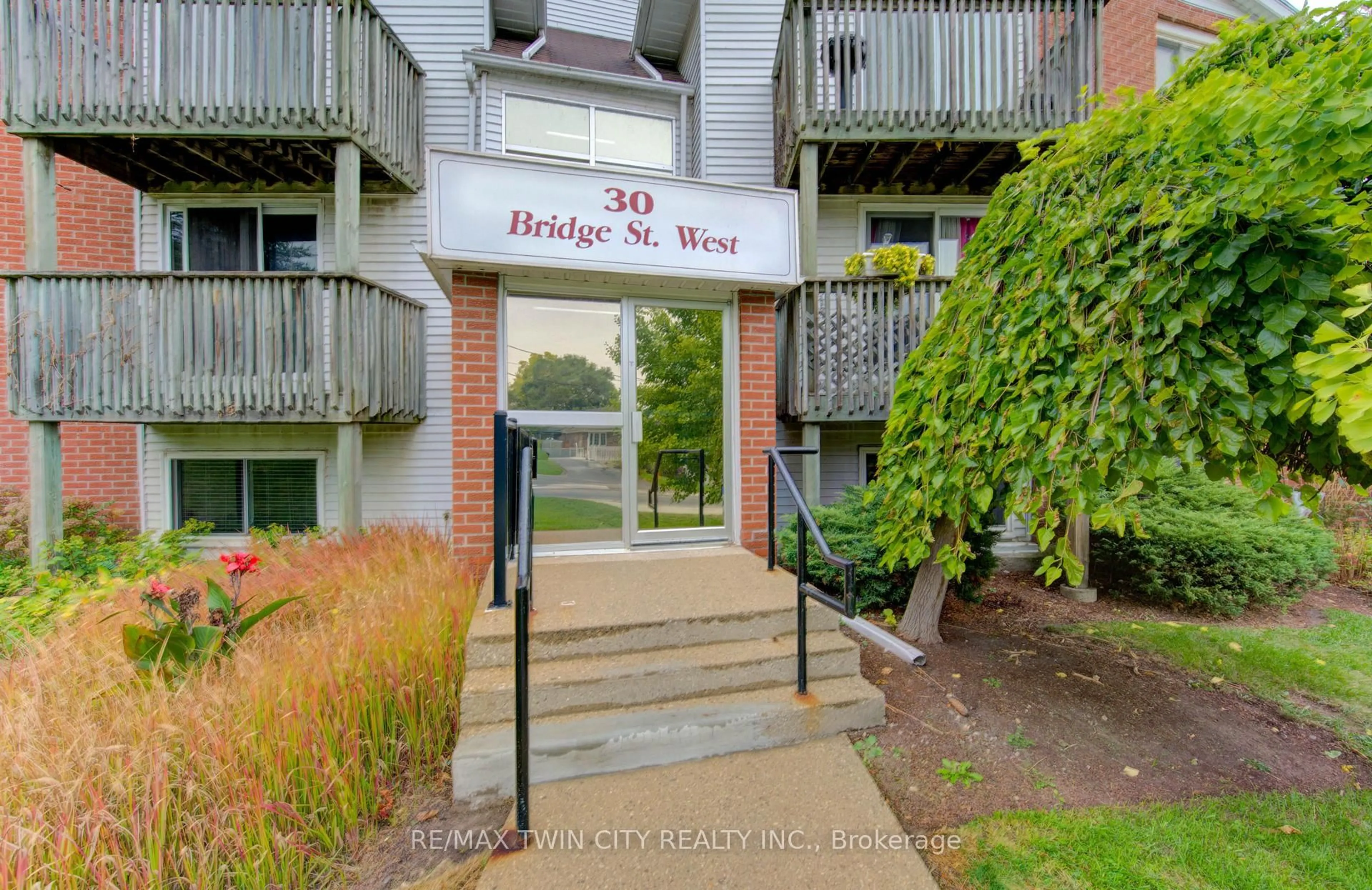 Indoor foyer for 30 BRIDGE St, Kitchener Ontario N2K 1K4