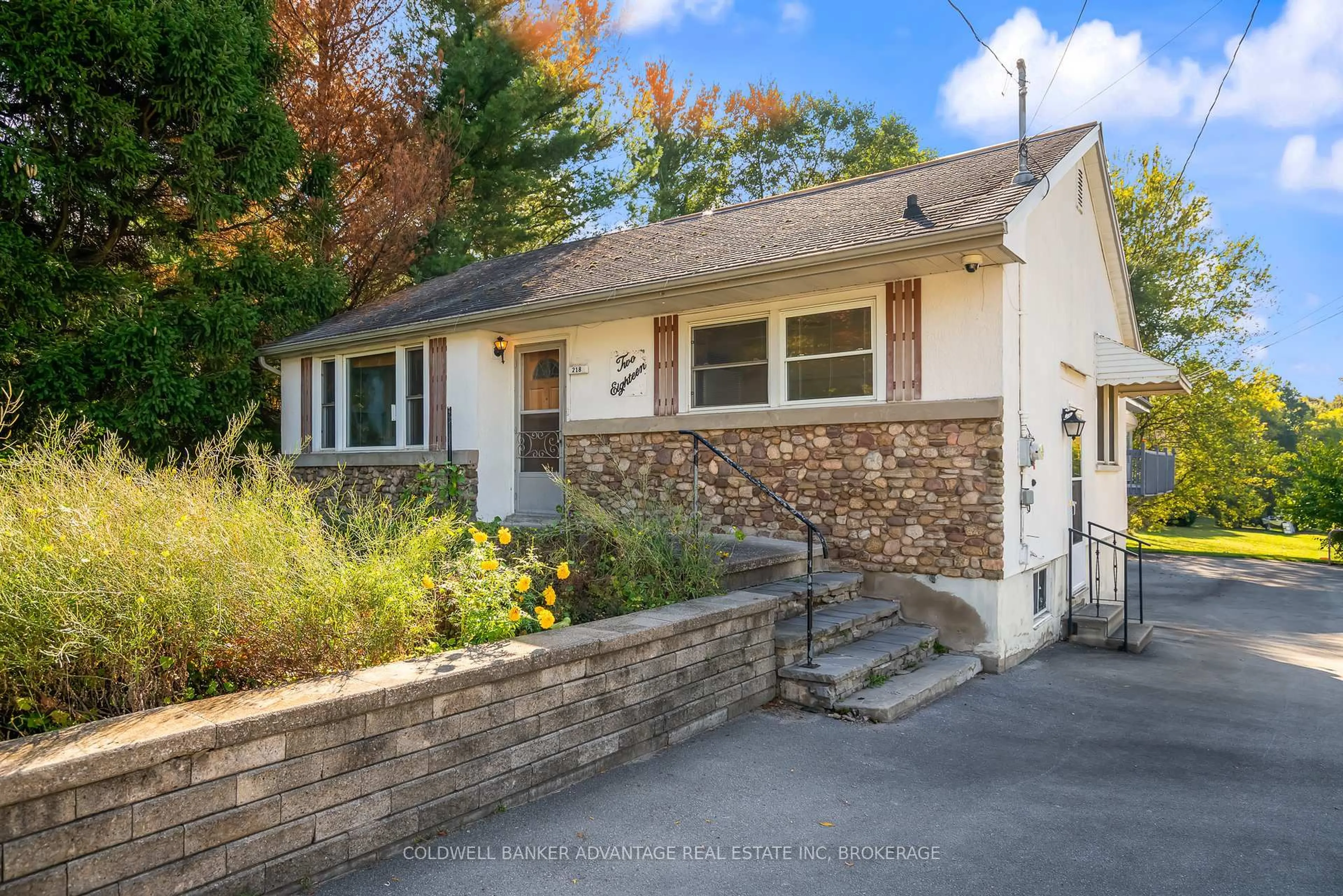 Home with vinyl exterior material, street for 218 Canboro Rd, Pelham Ontario L0S 1M0